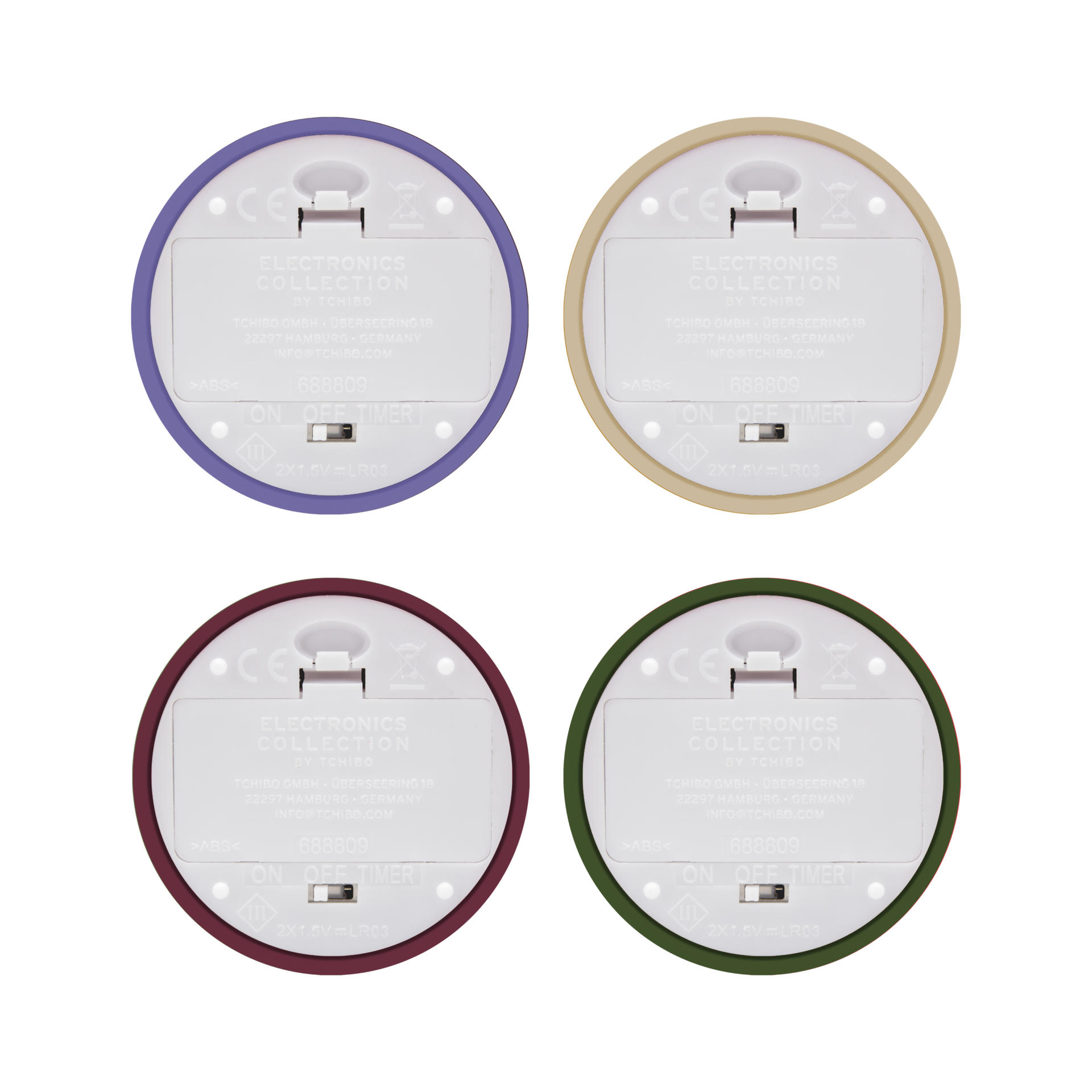 Unterseiten von vier LED-Teelichtern aus dem Nora Set (Lila, Beige, Dunkelrot, Dunkelgrün). Jedes hat ein weißes Batteriefach, Schieberegler „AN/AUS/TIMER“, „ELECTRONICS COLLECTION BY TCHIBO“ und 2x AAA.