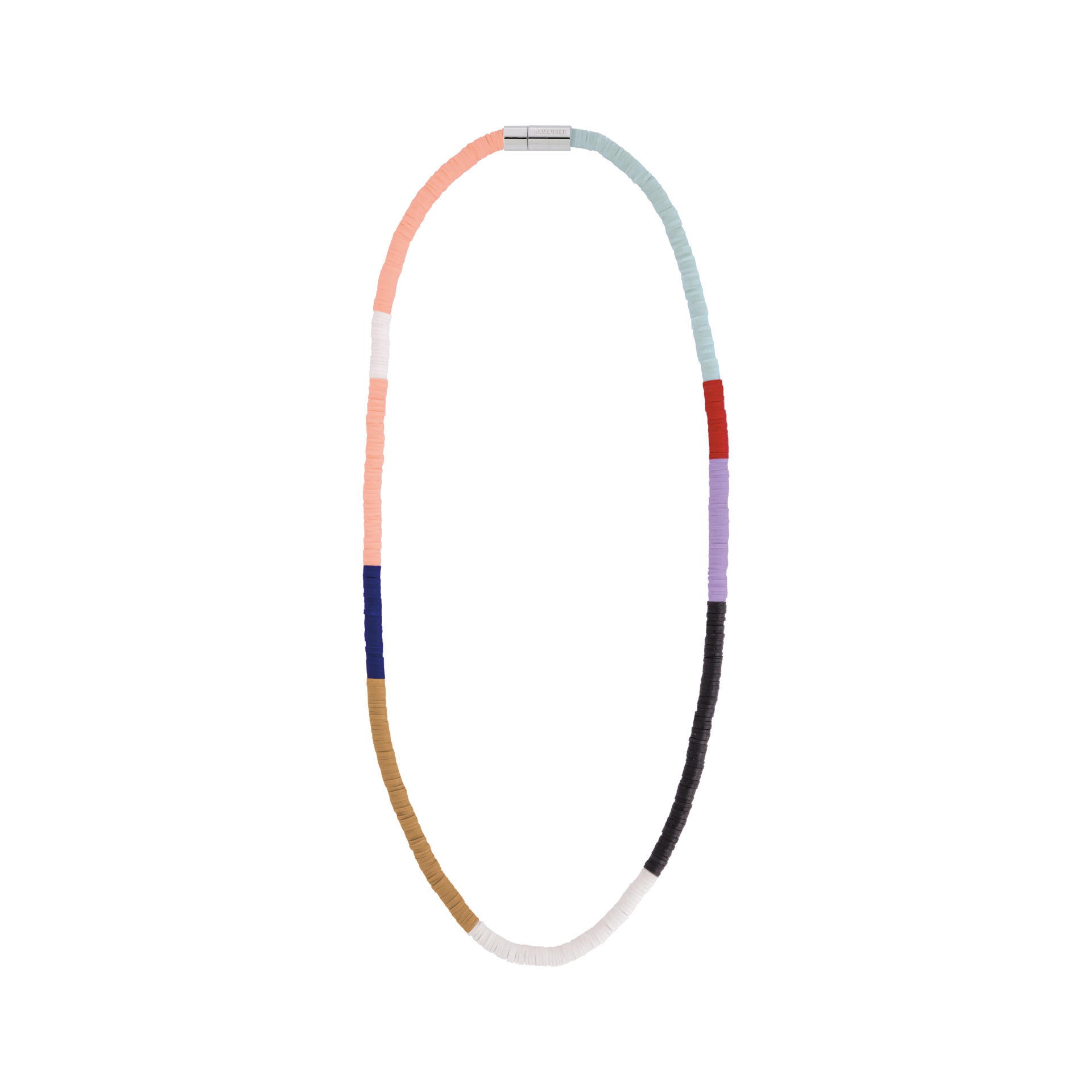 Kleurrijke ketting van platte, ronde schijfvormige kralen (Heishi) in U-vorm. Kleursegmenten: lichtoranje, wit, donkerblauw, bruin, wit, zwart, lavendel, rood en lichtblauw. Boven in het midden een zilveren sluiting met de tekst 'REMEMBER'.
