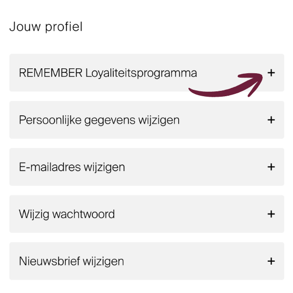 Profielbeheer met 5 opties: 'REMEMBER -loyaliteitsprogramma', 'Persoonlijke gegevens wijzigen', 'E-mailadres wijzigen', 'Wachtwoord wijzigen', 'Nieuwsbrief wijzigen', te openen met het plusteken. De rode pijl wijst naar het plusteken bij 'REMEMBER'.