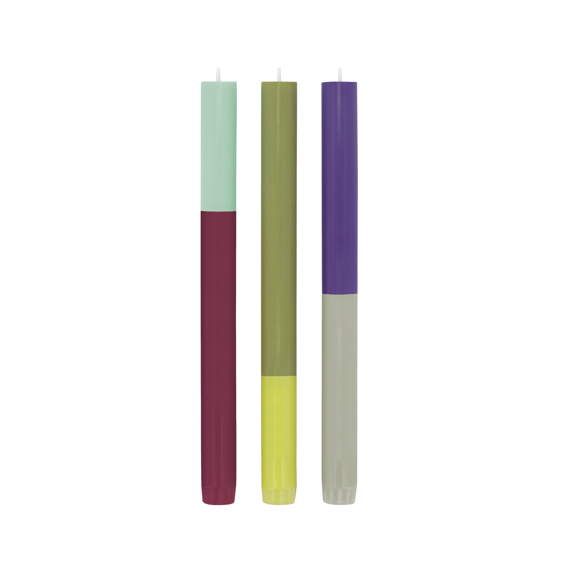 Tres velas cilíndricas «Oslo» con diseño de bloques de color. 1: verde menta arriba y rojo vino abajo. 2: verde oliva arriba y amarillo abajo. 3: morado arriba y gris claro abajo.