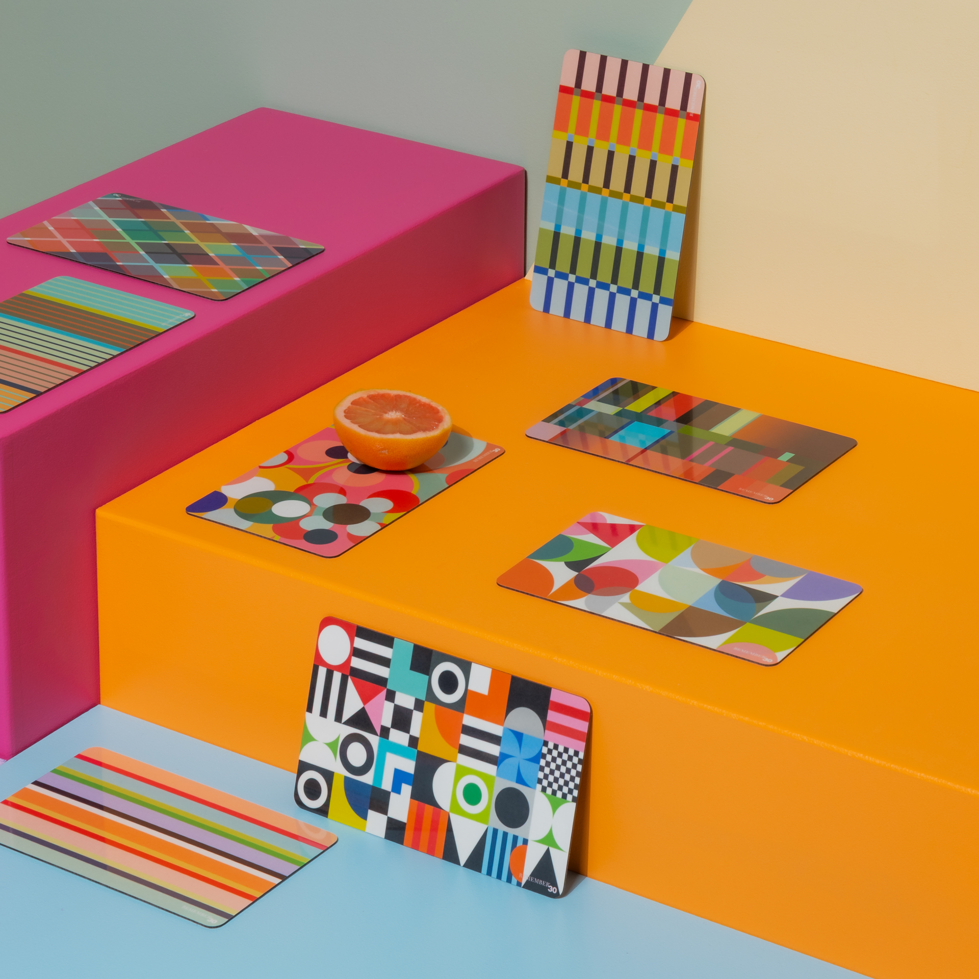 Frühstücksbrettchen "Remember 30" mit geometrischem Muster in bunten Farben und blauer "30" mit farbigen Streifen.