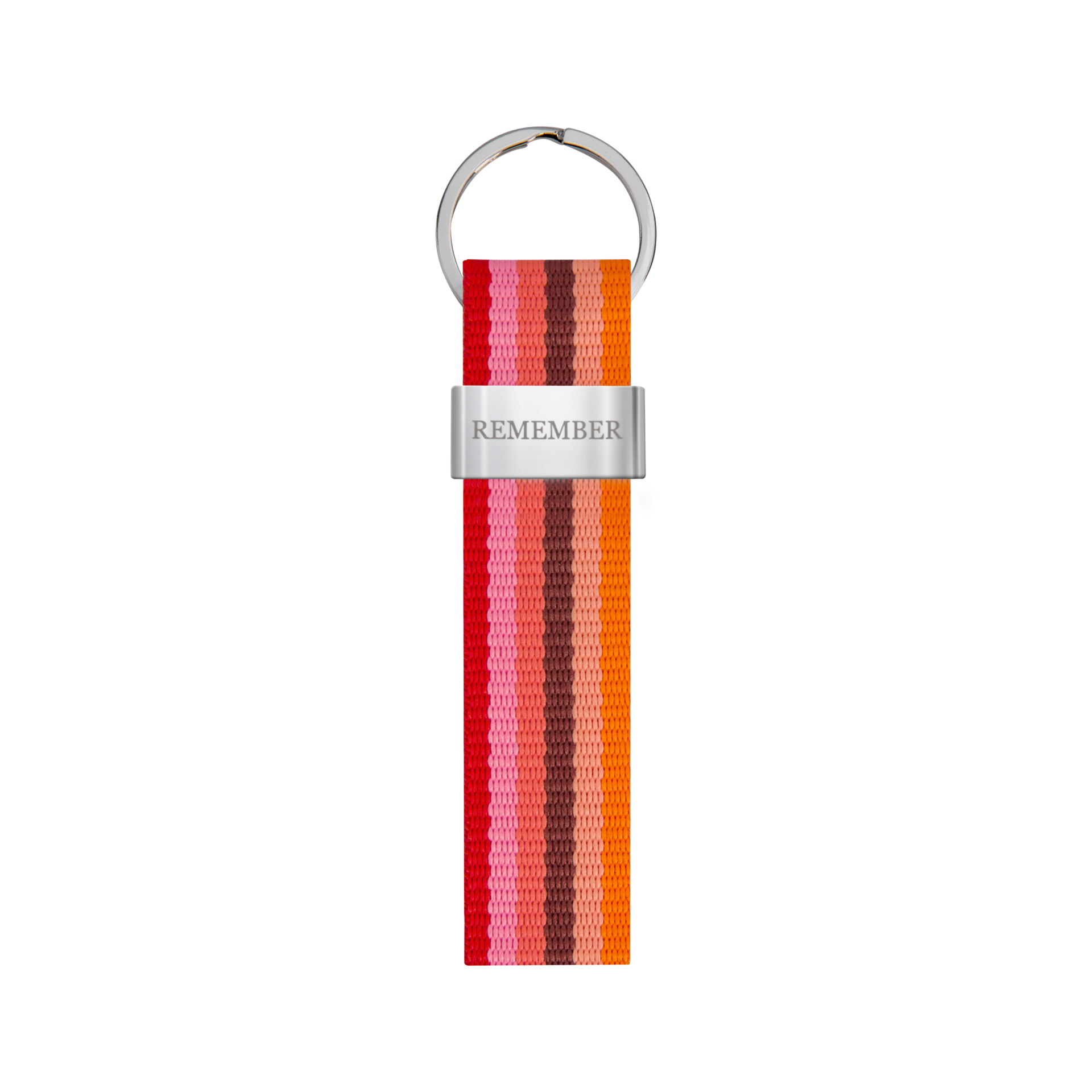 Schlüsselband mit lebhaftem, vertikalem Streifenmuster in Rot-, Pink-, Orange- und Brauntönen. Oben ist eine glänzende, silberne Metallplakette mit eingraviertem „REMEMBER“ befestigt. Mit robustem Schlüsselring.