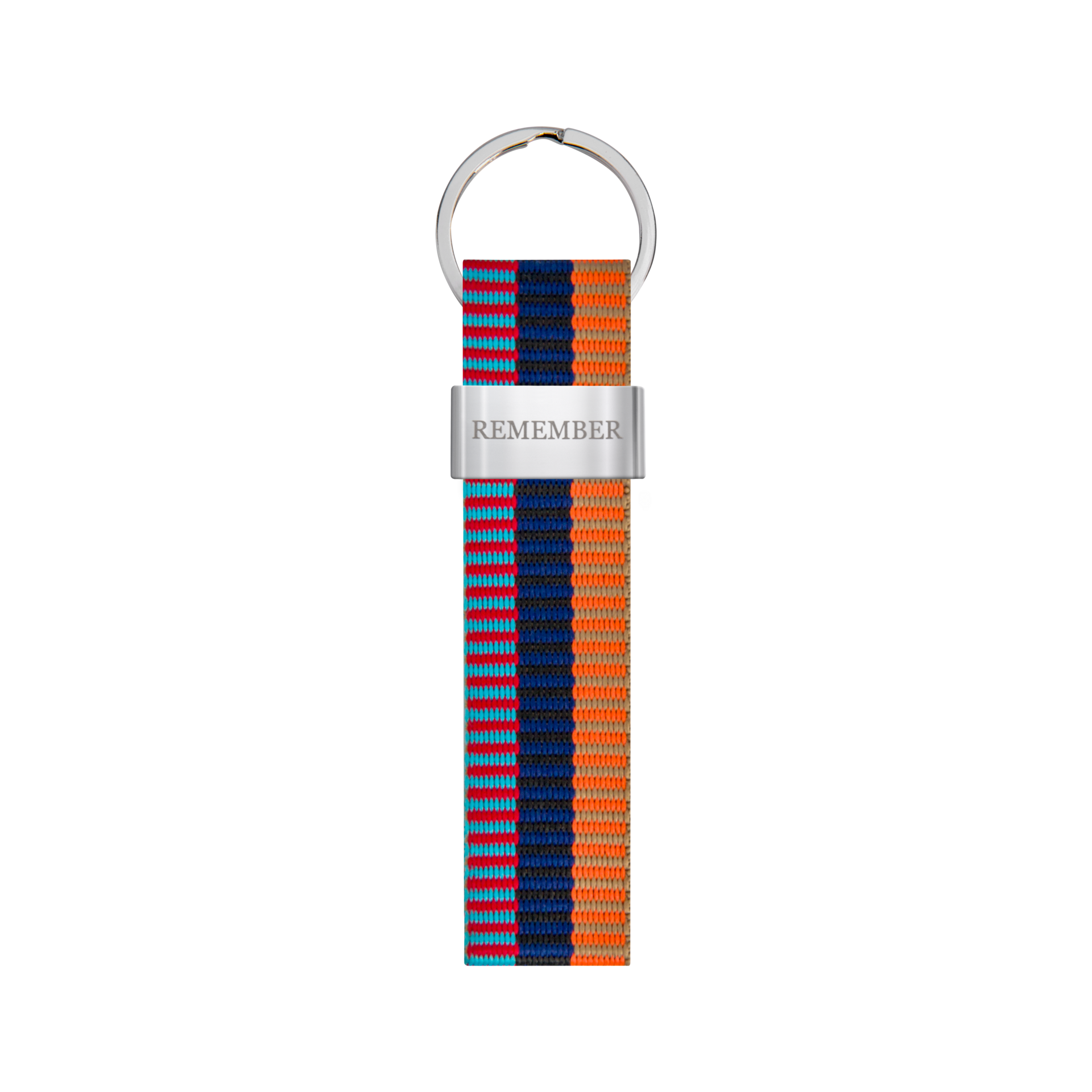 Längliches Schlüsselband mit farbigem Streifenmuster: vertikale Abschnitte in Rot, Hellblau, Dunkelblau und Orange mit feinen horizontalen Linien. Mittig silberne Metallplakette "REMEMBER", oben runder Schlüsselring.