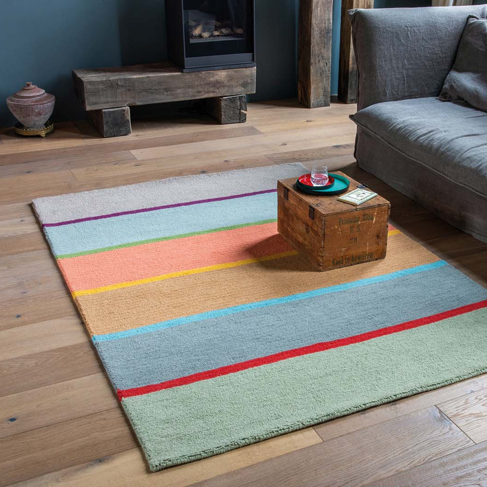 Alfombra rectangular de lana «Cambridge» con rayas verticales en gris, morado, azul, verde, rosa, amarillo, marrón, rojo y verde claro.