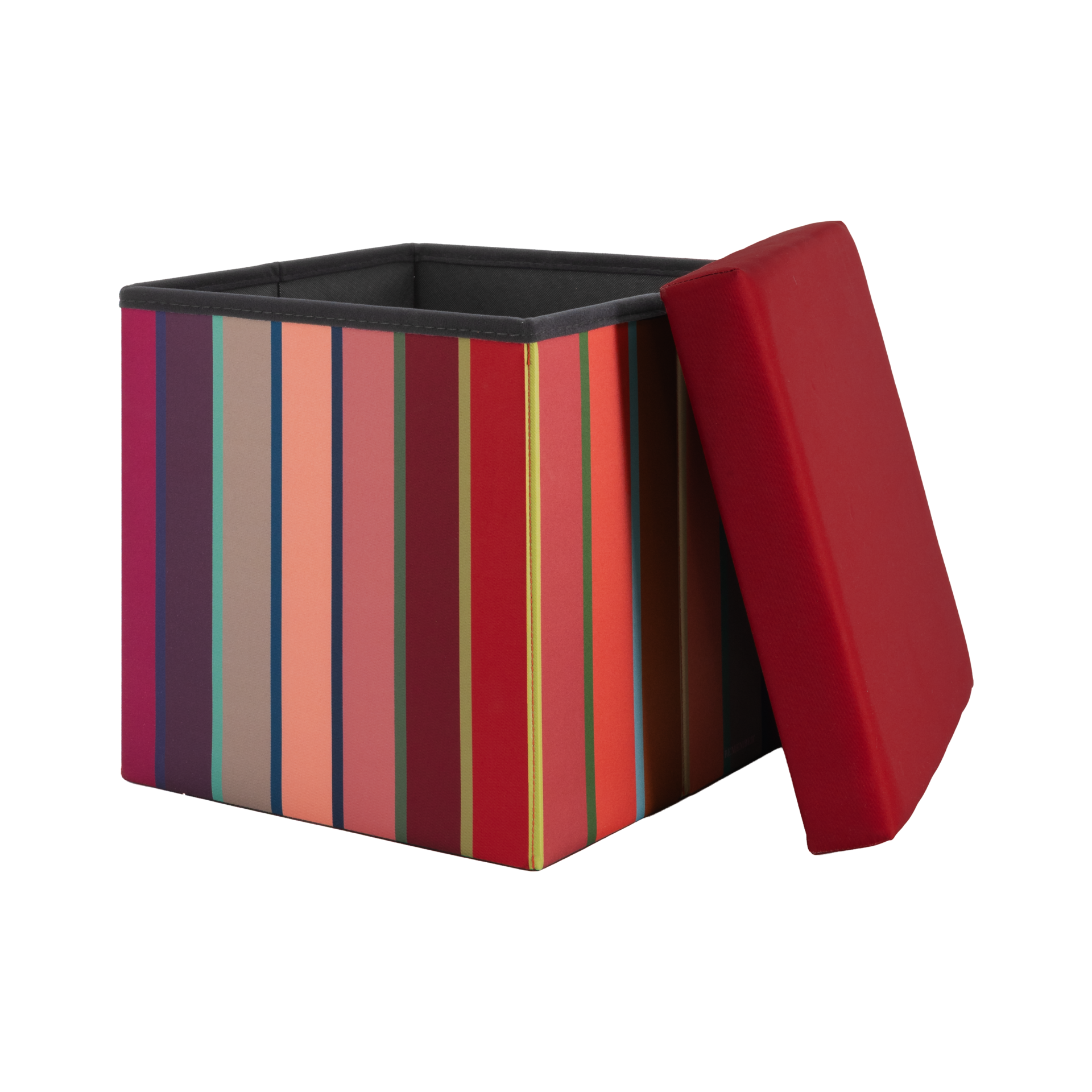 Quadratische Sitzbox mit farbenfrohem vertikalem Streifenmuster in Rot, Orange, Rosa, Beige, Grün, Blau und Lila. Der rote gepolsterte Deckel ist halb geöffnet und zeigt das dunkle, leere Innere.