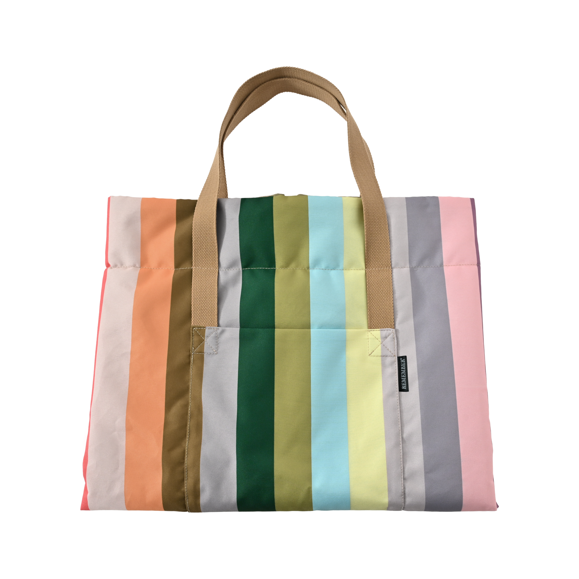 Bunte, rechteckige Tragetasche aus der gefalteten Outdoor Hundedecke Ronja. Vertikale Streifen in Lachsrosa, Hellbraun, Dunkelgrün, Hellblau, Gelb und Grau. Oben zwei braune Griffe. Vorn Tasche mit „REMEMBER“-Etikett.