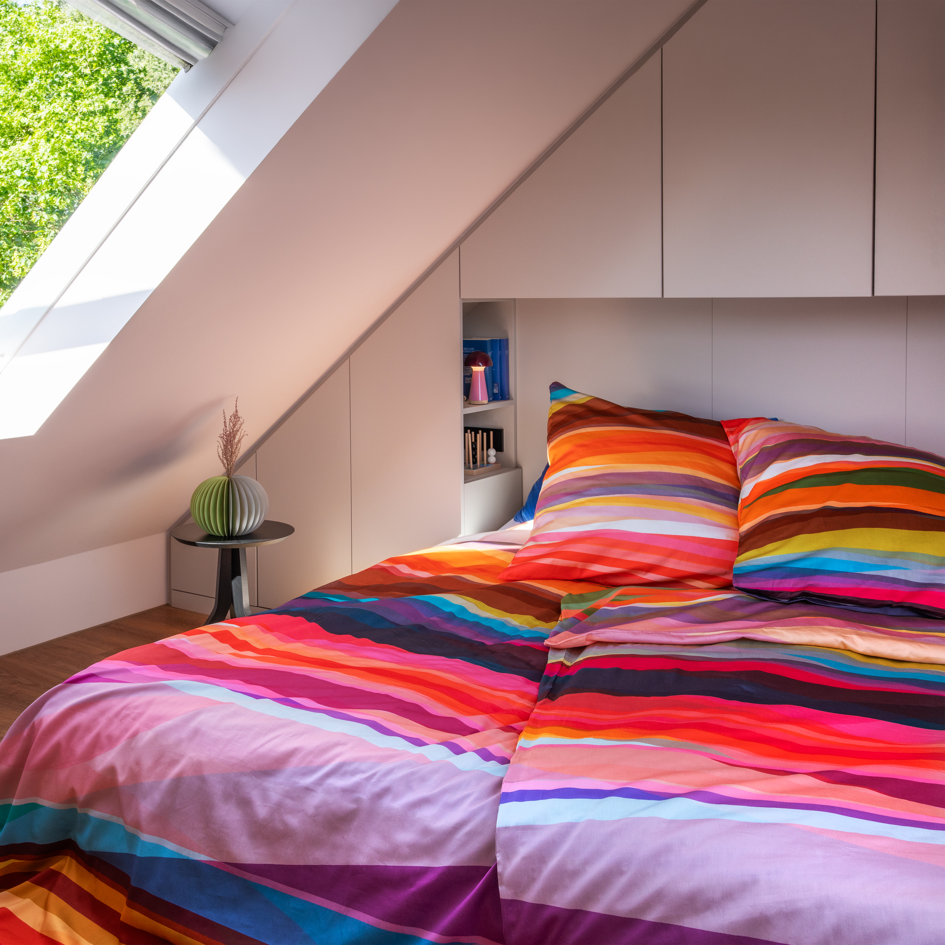 Beddengoed 'Mateo' in 155 x 220 cm met kussensloop, gestreept in vrolijke kleuren.