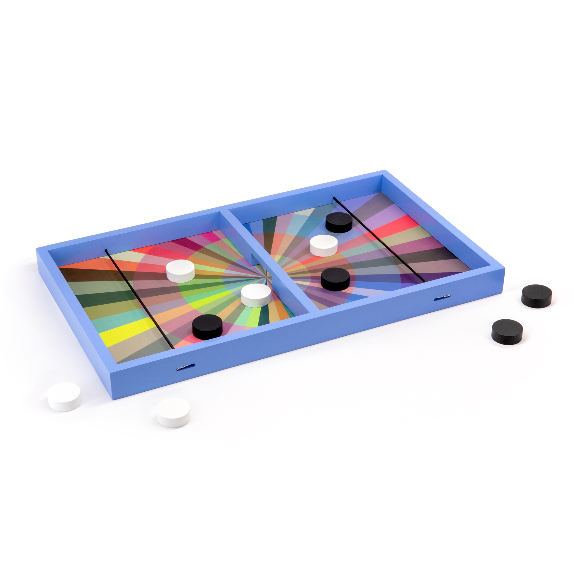 Hellblaues Holzspielbrett, horizontal, in zwei Hälften geteilt. Jede Hälfte zeigt ein farbenfrohes, radiales Regenbogenmuster. Schwarze Gummibänder spannen sich quer über die Felder. Schwarze und weiße Pucks liegen bereit.