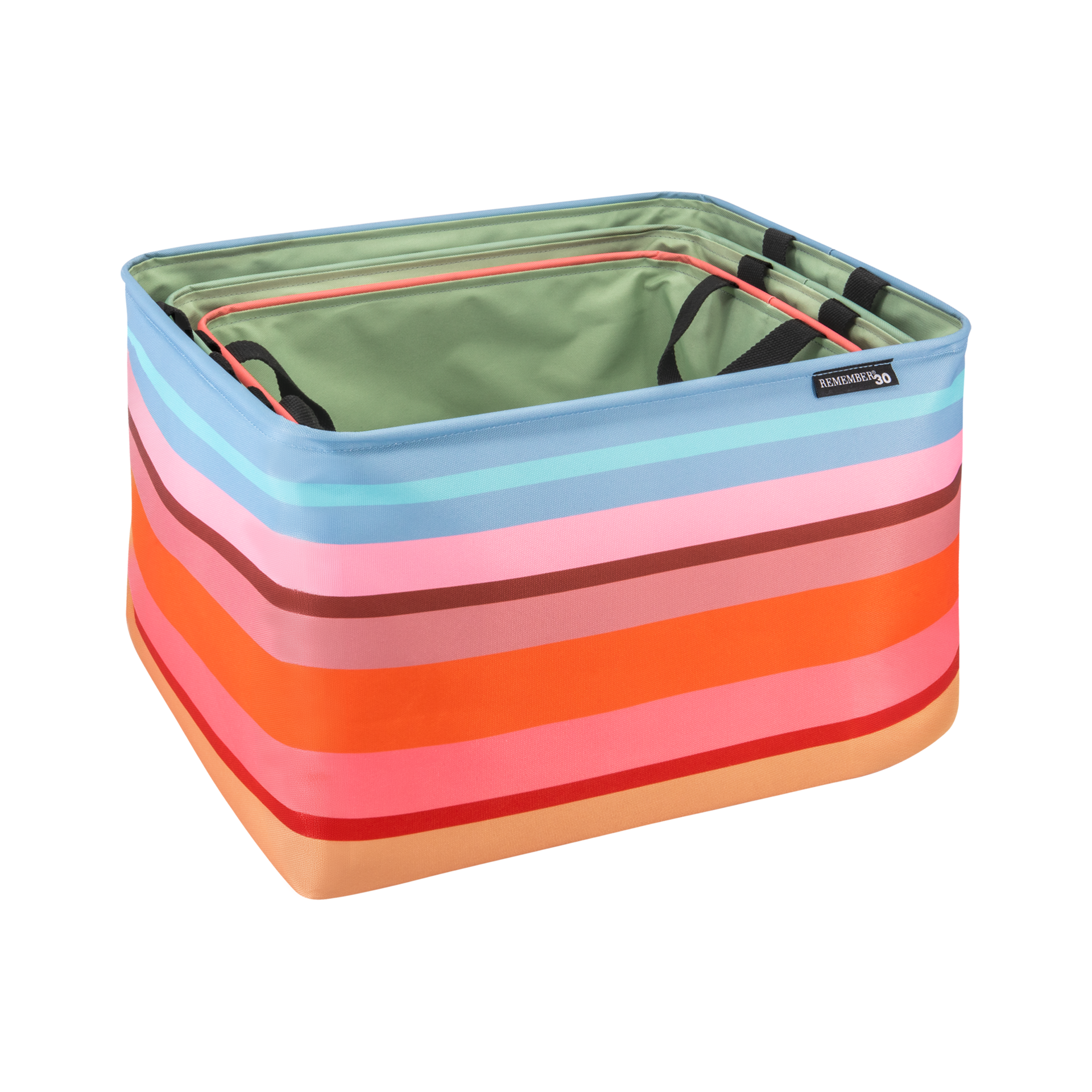 Korb-Set "Nesa" mit drei stapelbaren Körben. Der größte Korb hat horizontale Streifen in Hellblau, Türkis, Pink, Orange, Rot und Braun. Innen zwei kleinere olivegrüne Körbe mit schwarzen Griffen. Logo am Rand.