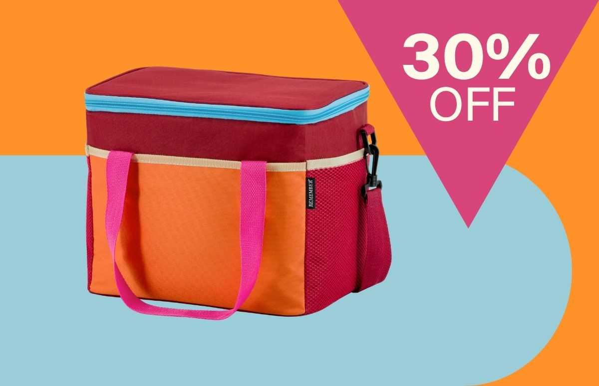 Eine bunte Kühltasche mit dunkelrotem Deckel und hellblauem Reißverschluss steht auf orange-blauem Hintergrund. Sie hat eine orange Vorderseite, pinke Griffe, rote Netzseiten und Schultergurt. Oben rechts: „30% OFF“.