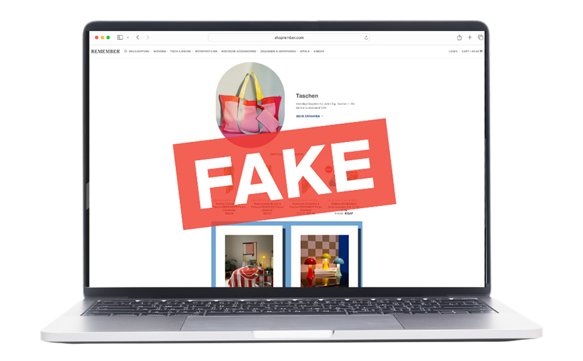 Un laptop aperto mostra una piattaforma e-commerce con borse colorate e accessori per la casa. Sullo schermo è visibile un grande rettangolo rosso inclinato con la parola bianca «FAKE», che indica un prodotto contraffatto. Sfondo bianco.