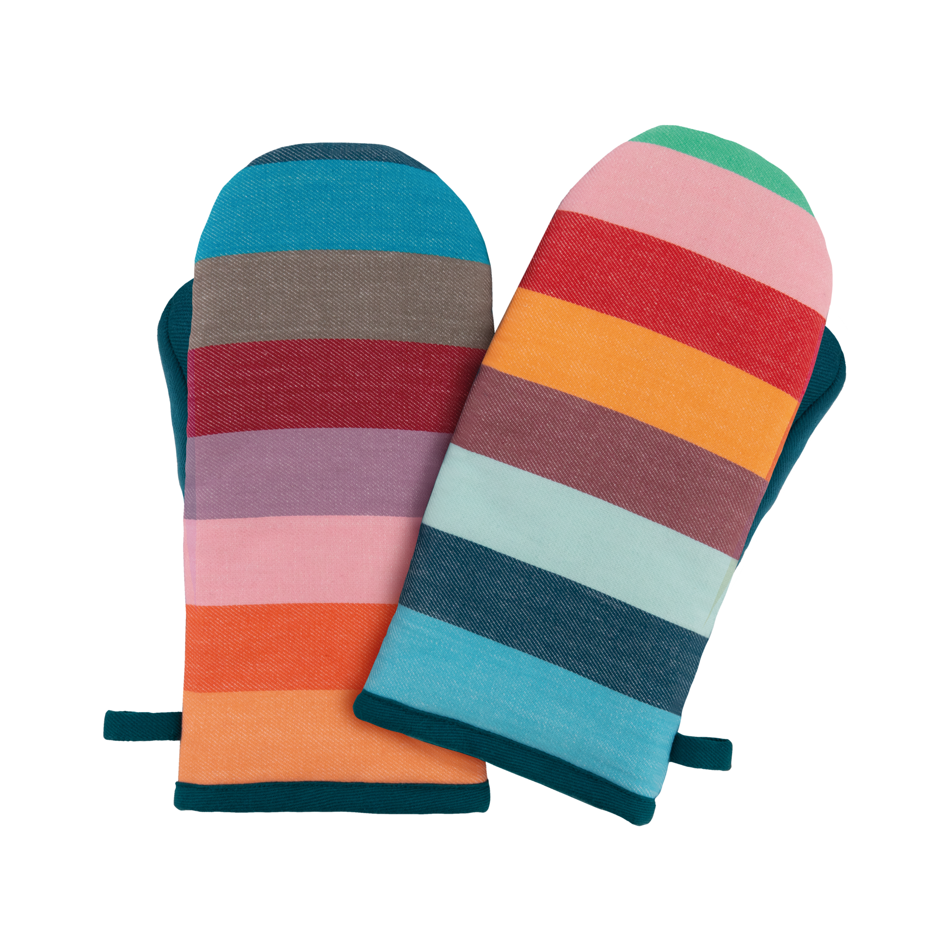 Zwei Ofenhandschuhe im Set, gestreift in Farben wie Blau, Rosa und Orange, liegen übereinander. Die Handschuhe haben eine Schlaufe zum Aufhängen.