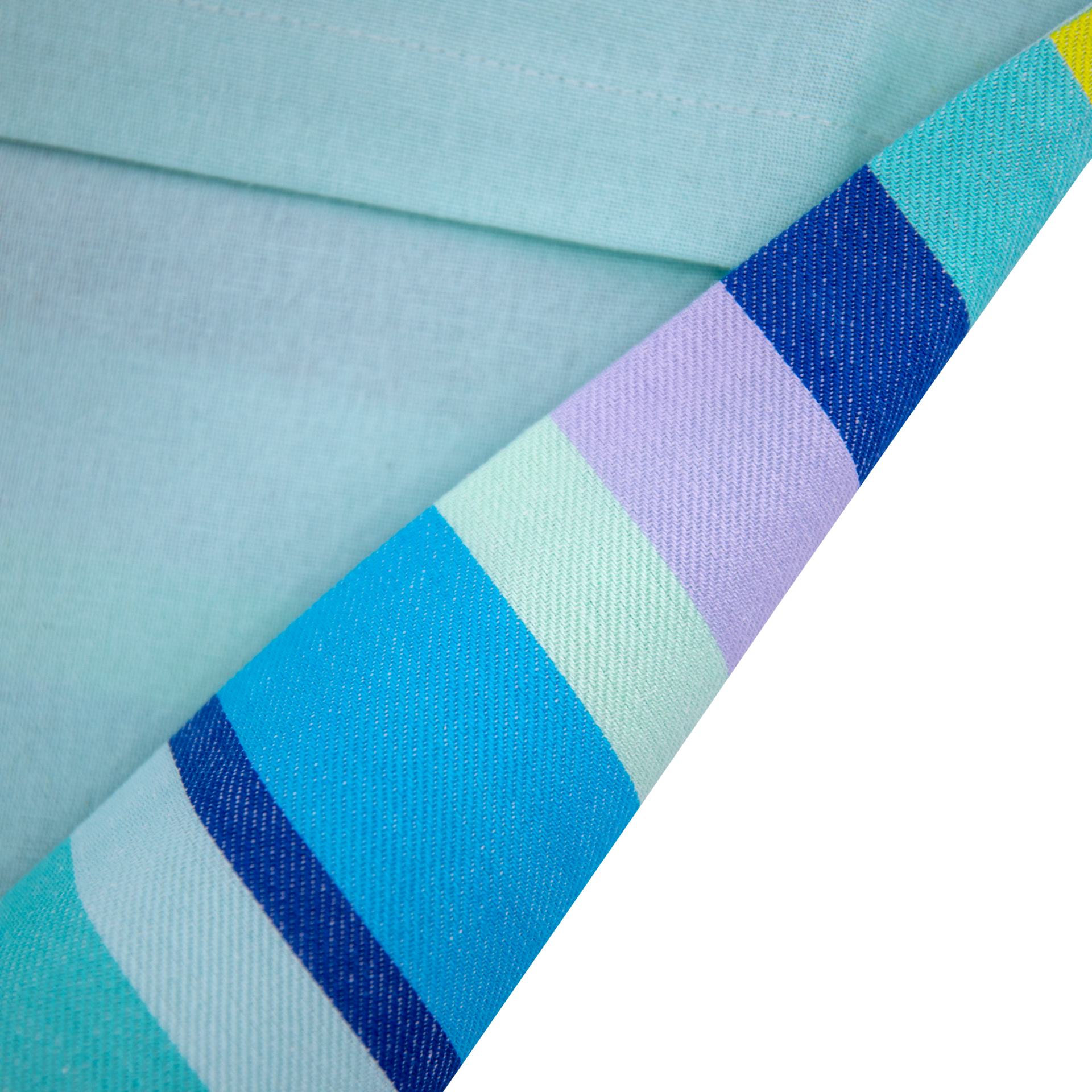 Cuscino rettangolare in cotone "Elba" a righe blu, verdi, gialle e grigie su sfondo bianco.