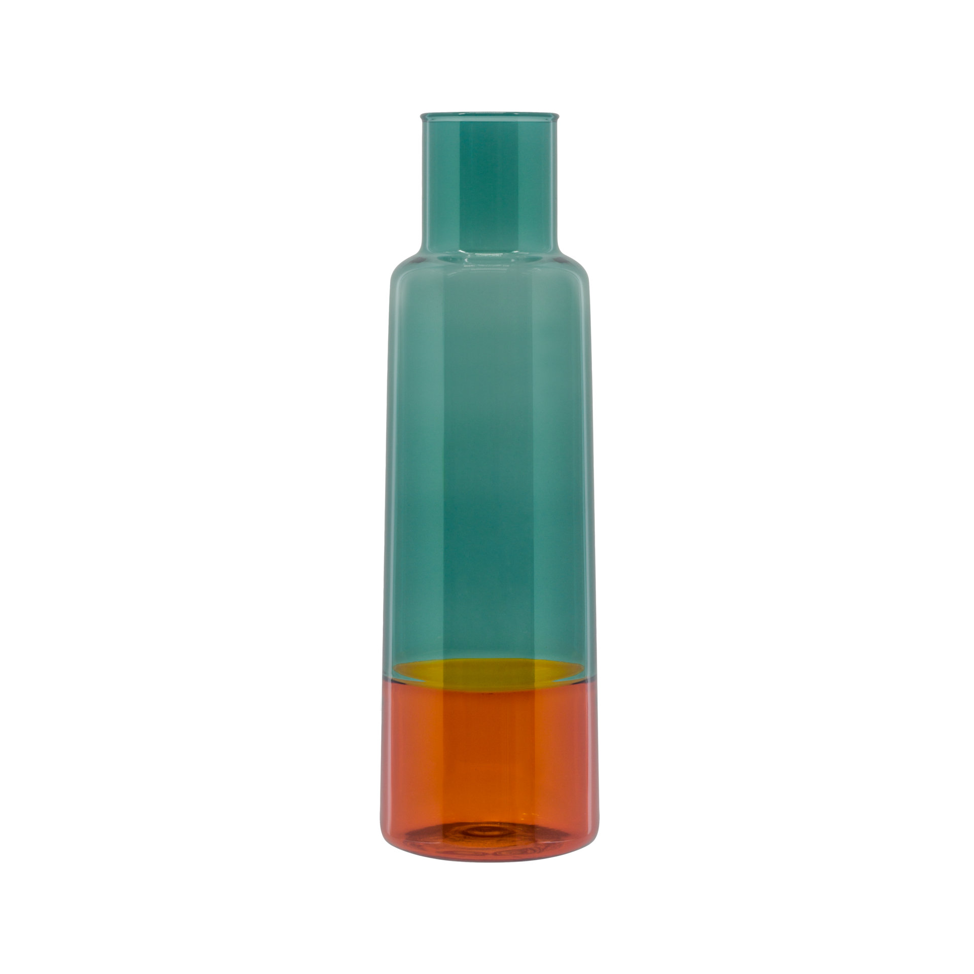 Caraffa di vetro alta e sottile. La parte superiore è verde, quella inferiore ambrata. Le transizioni sono senza soluzione di continuità. Contenitore di vetro trasparente e vuoto.