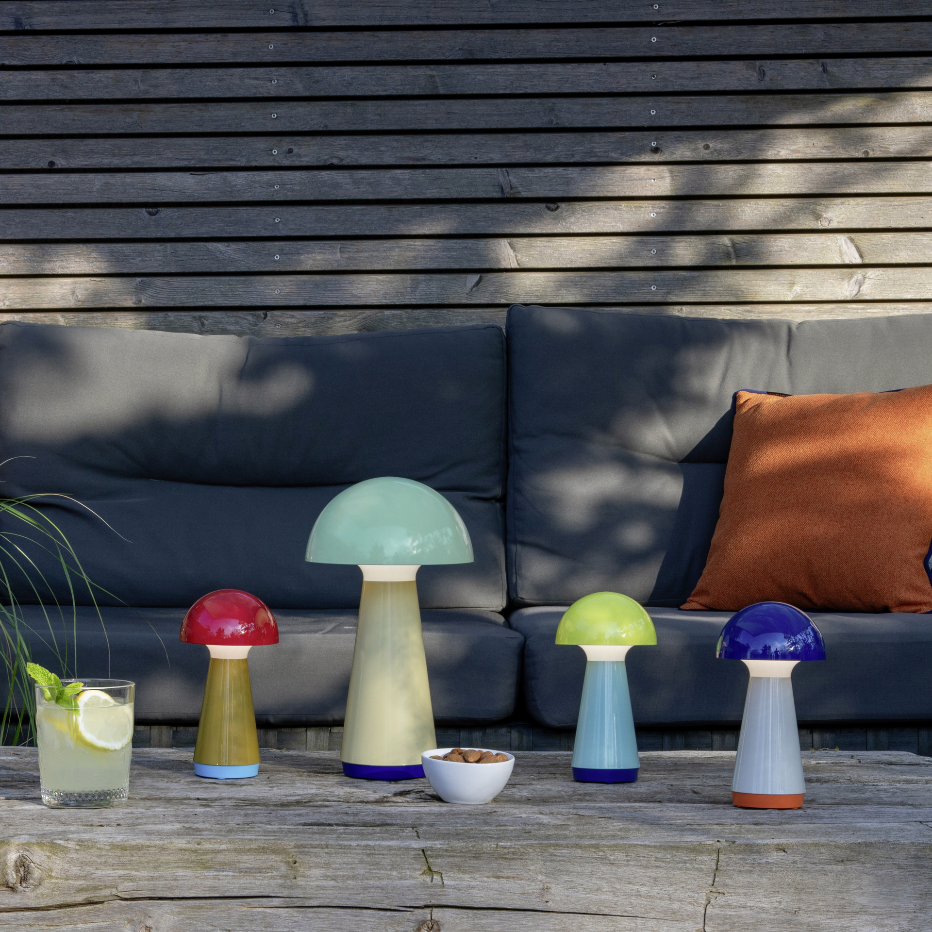 La lámpara de mesa «Bob» en color menta tiene una pantalla con forma de seta. La base es de color beige con un zócalo azul.