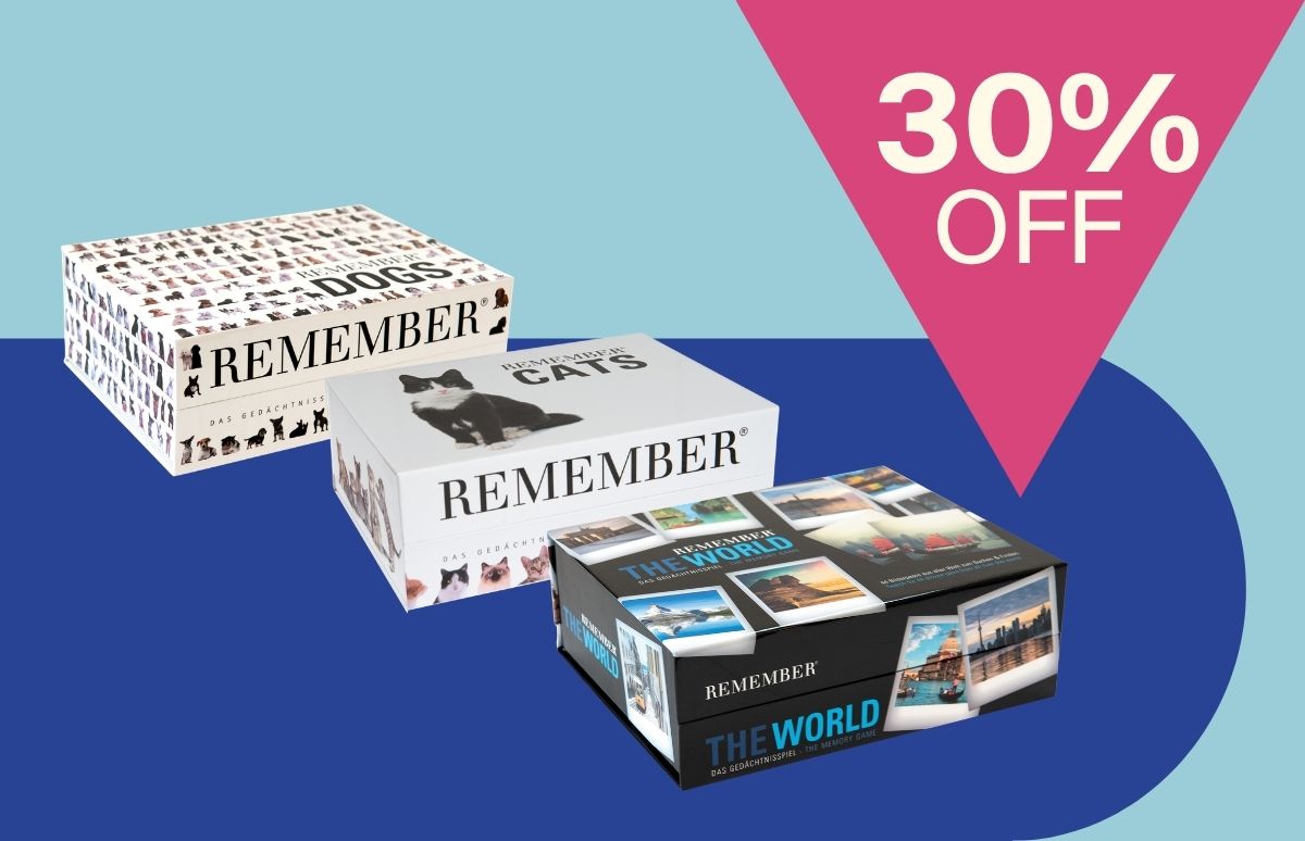 Drei Spieleboxen auf zweifarbigem Hintergrund: oben weiß mit Hundemotiven „Remember Dogs“, darunter weiß mit schwarz-weißer Katze „Remember Cats“. Unten rechts schwarz mit Fotos „Remember The World“. Oben rechts: pinkes Dreieck „30% OFF“.