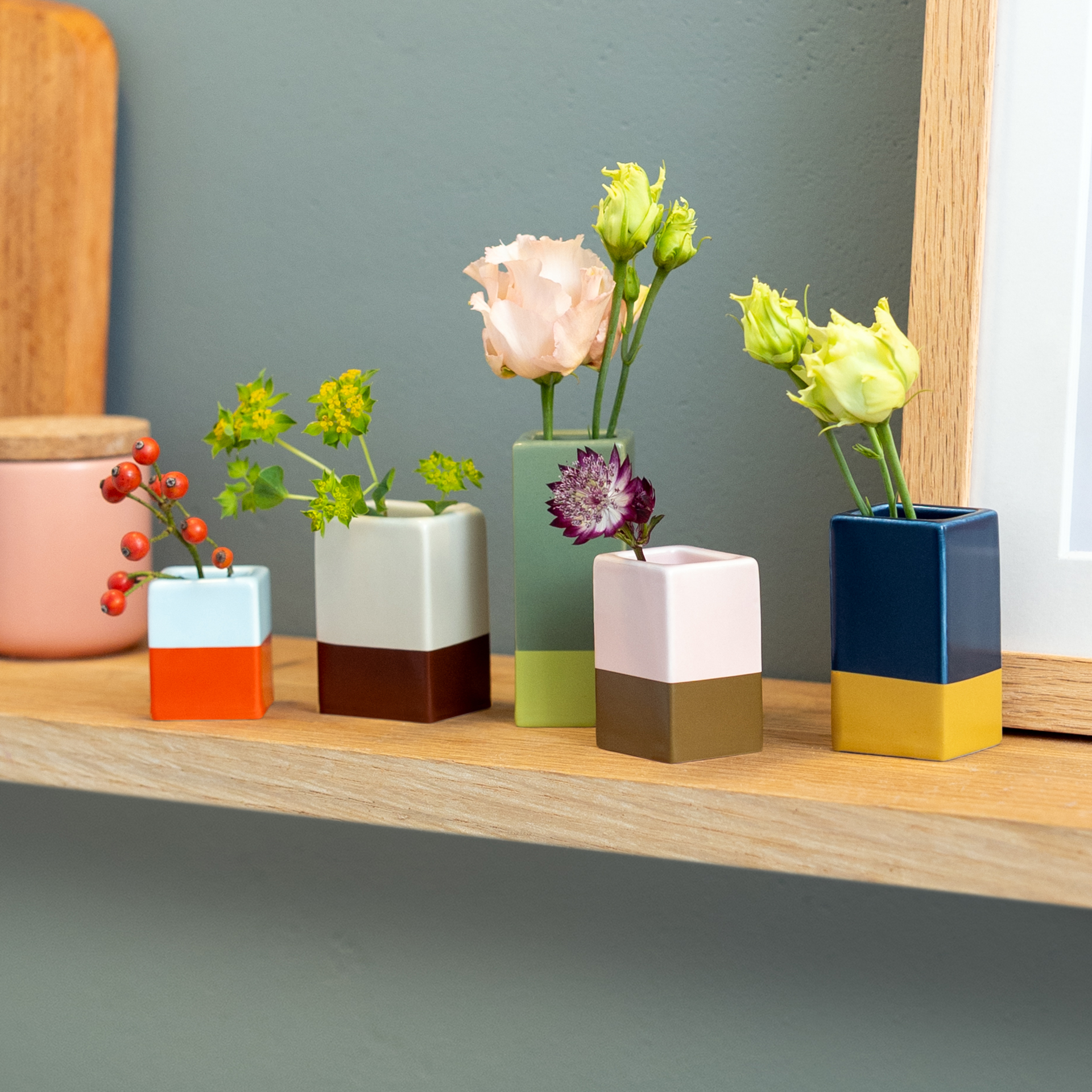 Fünf unterschiedlich hohe Mini-Vasen, im "Dip Dye" Look, in den Farben blau-gold, grün-hellgrün, rosa-braun, hellblau-rot und beige-braun.