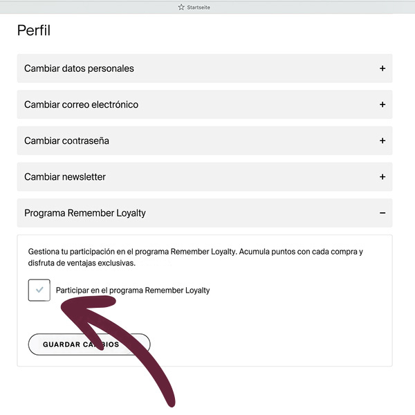 Página de perfil: datos, correo electrónico, contraseña, boletín informativo. La opción «Remember programa de fidelización» está activada; la casilla «Participar…» está marcada y el botón «Guardar cambios» está visible. La flecha roja señala la casilla.