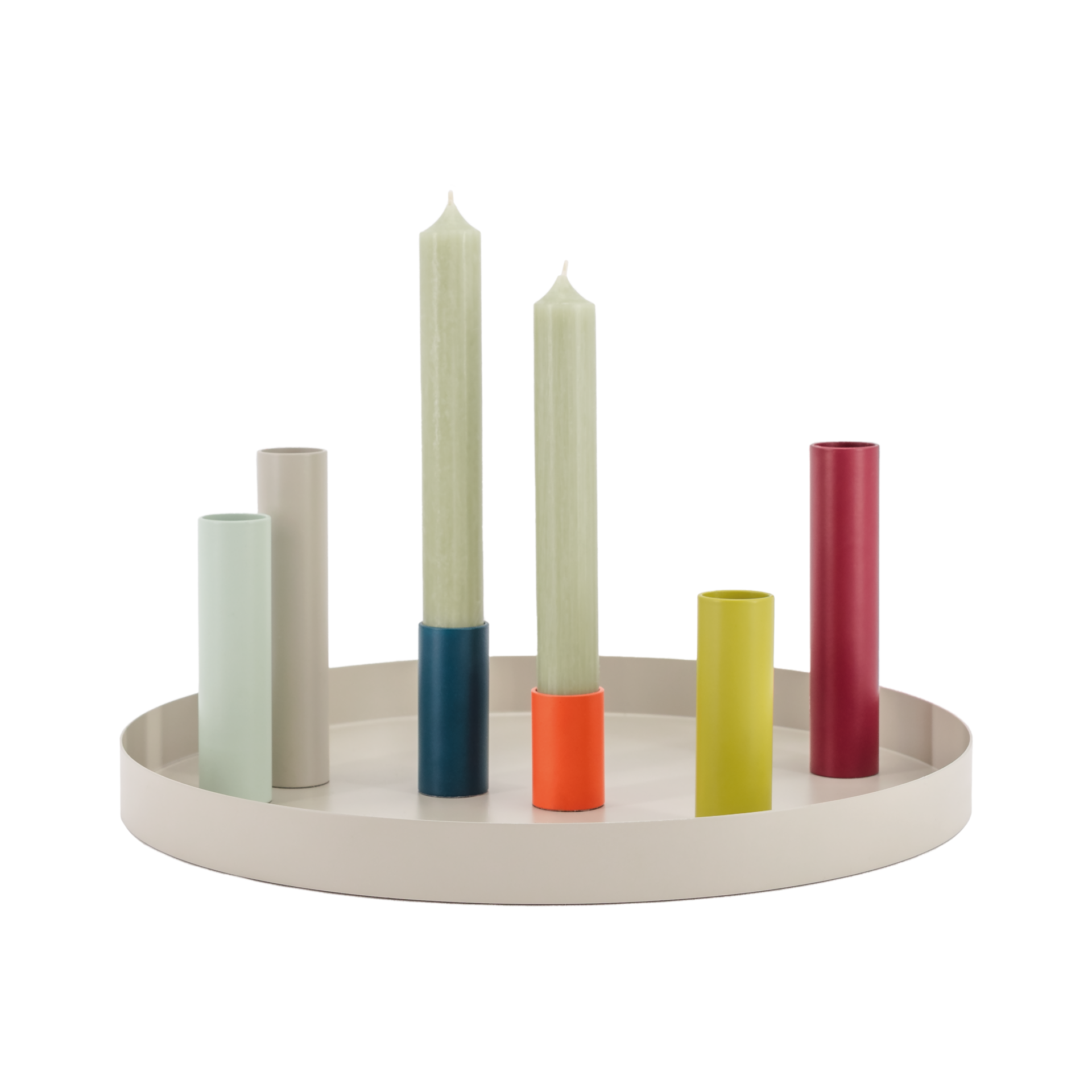 Una bandeja con seis candelabros de colores, dos de ellos con velas de color verde claro, en azul, naranja, amarillo, rojo, verde claro y beige.