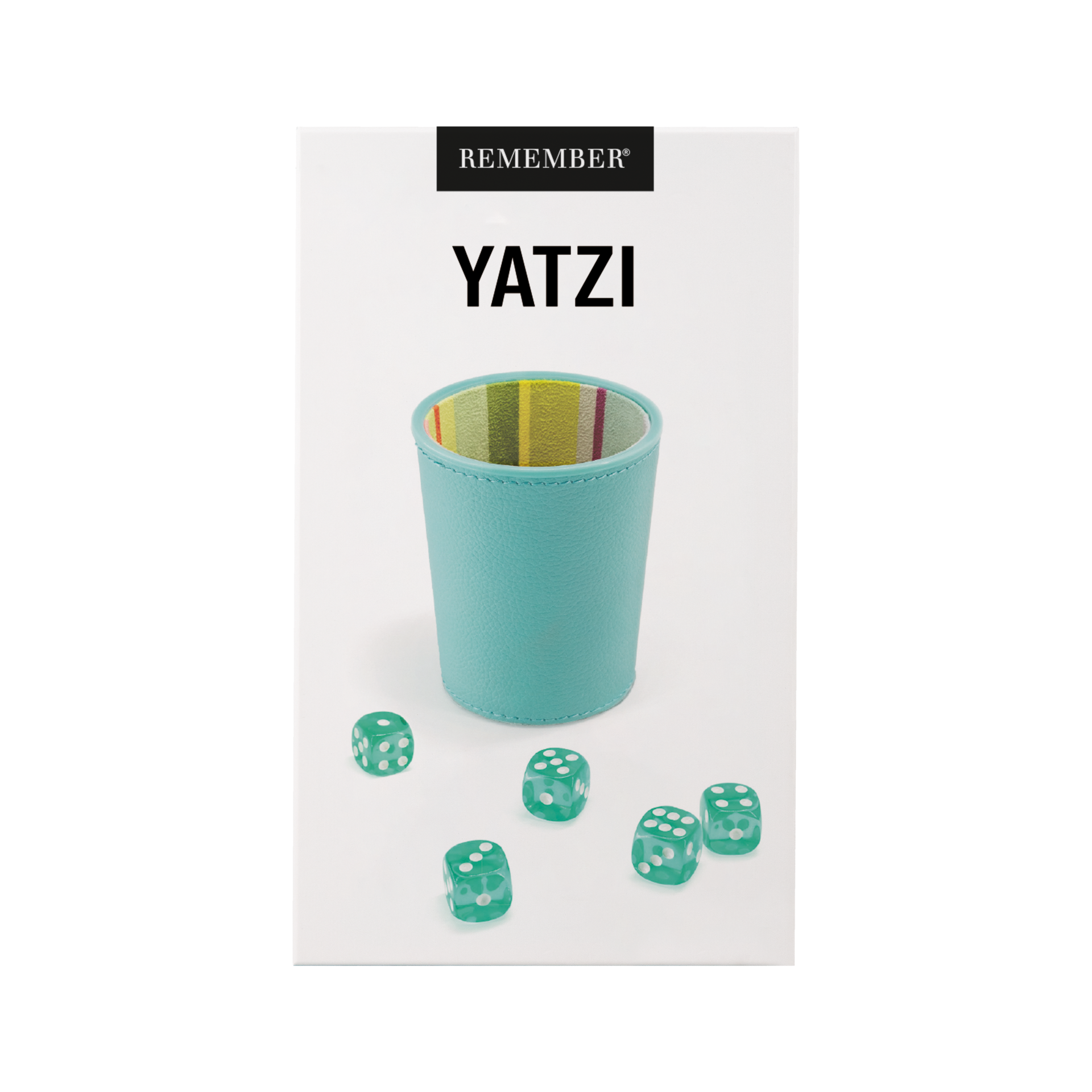 Een turquoise dobbelbeker met een kunstlederen textuur en een kleurrijke, gestreepte fluwelen binnenvoering staat op een wit oppervlak. Vijf doorzichtige groene Yatzi-dobbelstenen met witte stippen liggen verspreid rondom de beker.