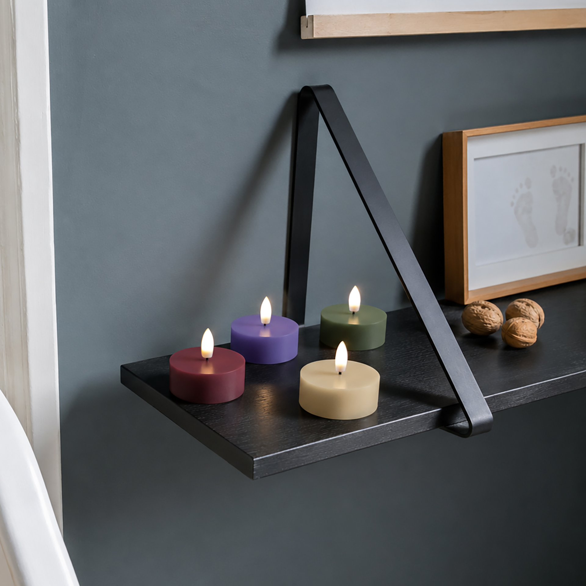 4er-Set LED-Teelichter Nora: vier Teelichter in Dunkelrot, Lila, Dunkelgrün und Beige. Mit realistisch geformtem, warmweiß leuchtendem Kugeldocht aus Kunststoff und Paraffinwachs-Ummantelung. Sicher und gemütlich.