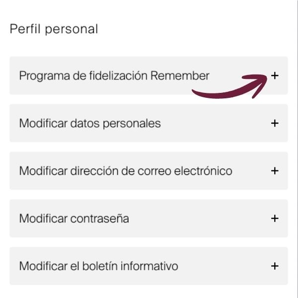 Interfaz de usuario del perfil personal con opciones para editar datos de usuario, correo electrónico, contraseña y boletín informativo. Una flecha roja destaca la opción «Programa de fidelización REMEMBER», que muestra un programa de fidelización.