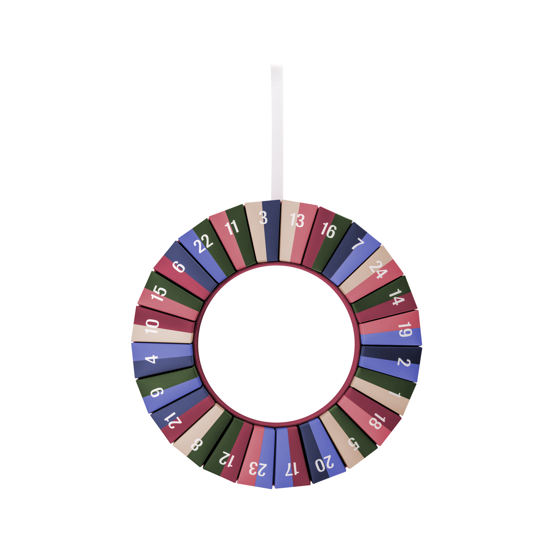 Corona de Adviento circular con 24 compartimentos numerados en colores como azul oscuro, verde oscuro, rosa y beige. Cuelga de una cinta blanca y muestra los números del 1 al 24 distribuidos alrededor del centro.