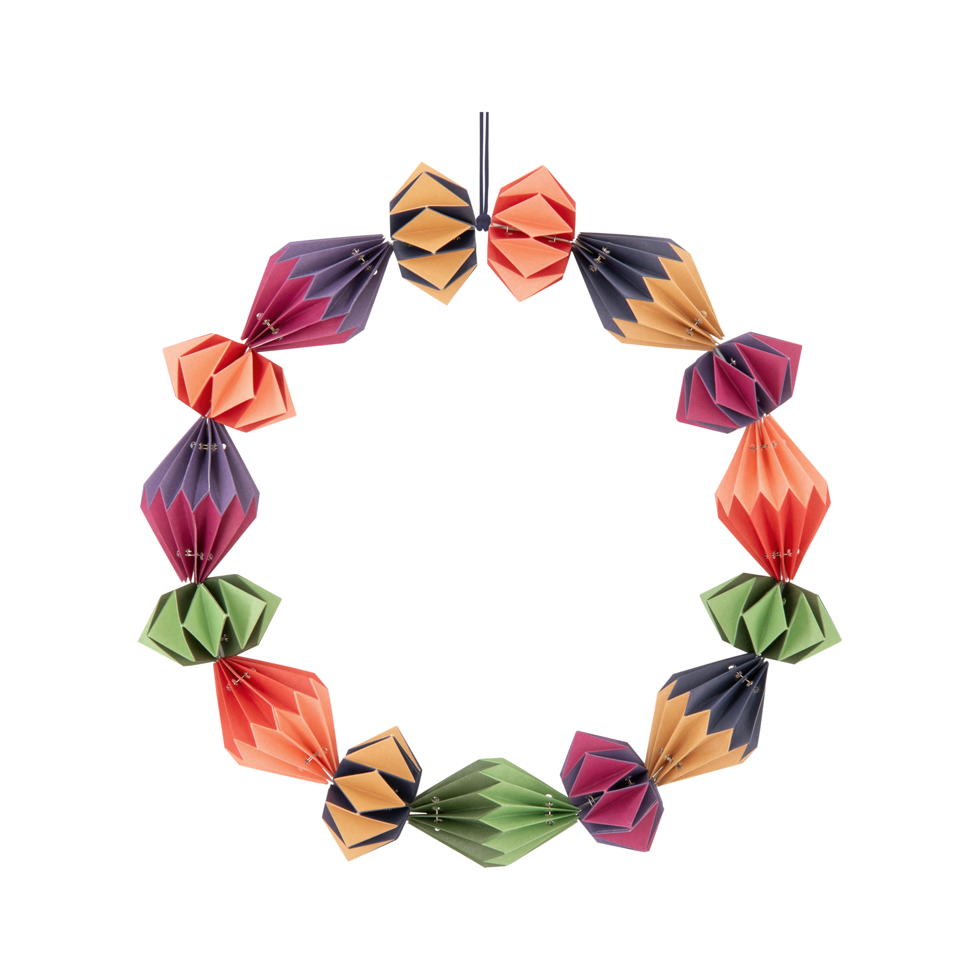 Se ve una corona de papel «Grace» compuesta por formas geométricas de papel en verde, naranja, morado y amarillo sobre un fondo blanco. Las formas están alineadas unas junto a otras y forman un círculo. En la parte superior de la corona hay un hilo negro.