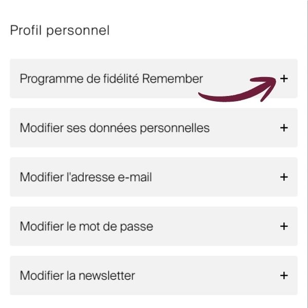 Section « Profil personnel » avec les options : « Programme de fidélité REMEMBER », « Modifier ses données personnelles », « Modifier l'adresse e-mail », « Modifier le mot de passe » und « Modifier la newsletter ». Flèche rouge sur l'icône Plus-Symbol.