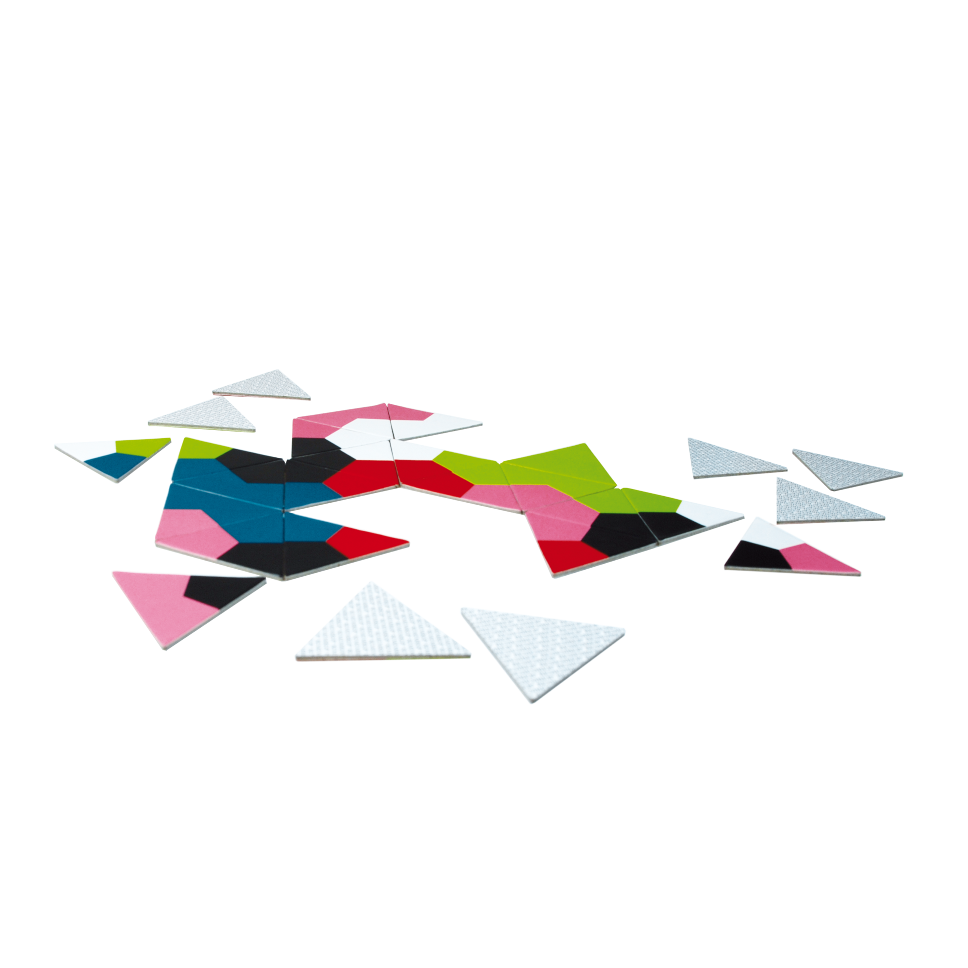 I triangoli colorati del gioco di aggancio `Eckolo` sono in parte uniti per formare una figura. I singoli triangoli sono sparsi intorno ad essa.