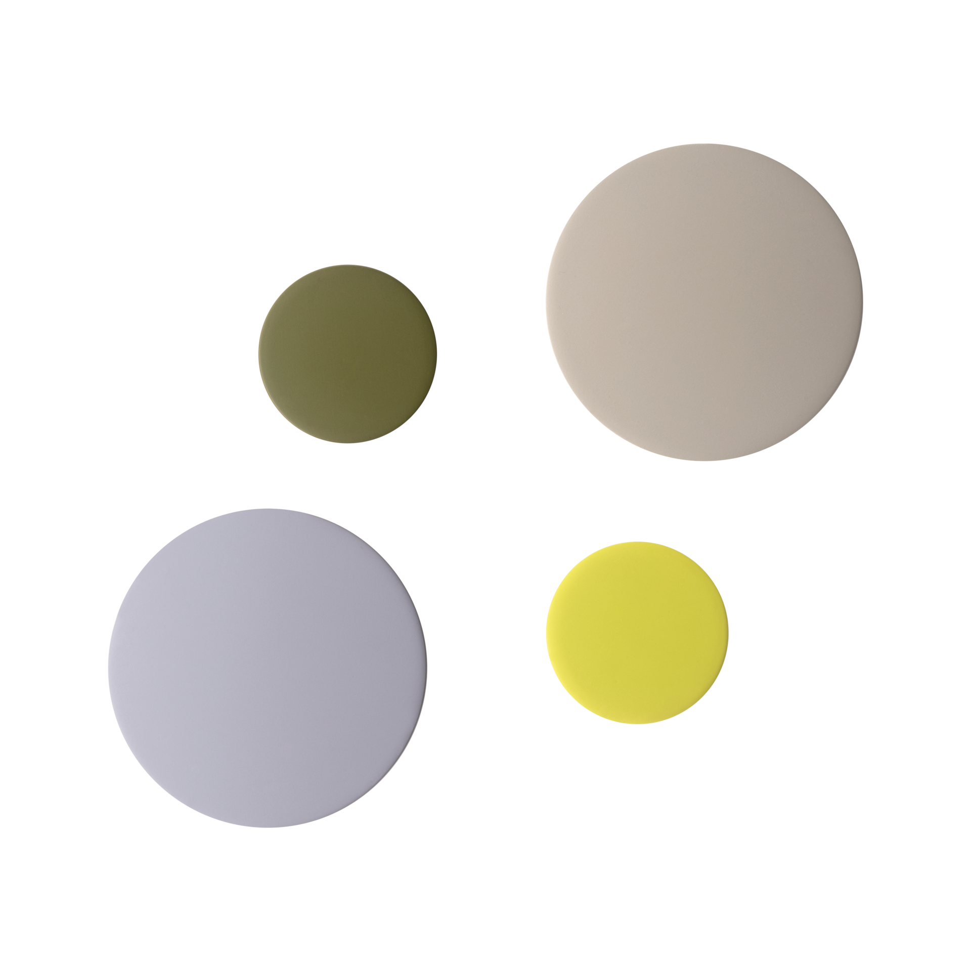 Quatre crochets muraux du set 'Tulip' : Deux petits en vert olive et jaune, deux plus grands en gris et beige.