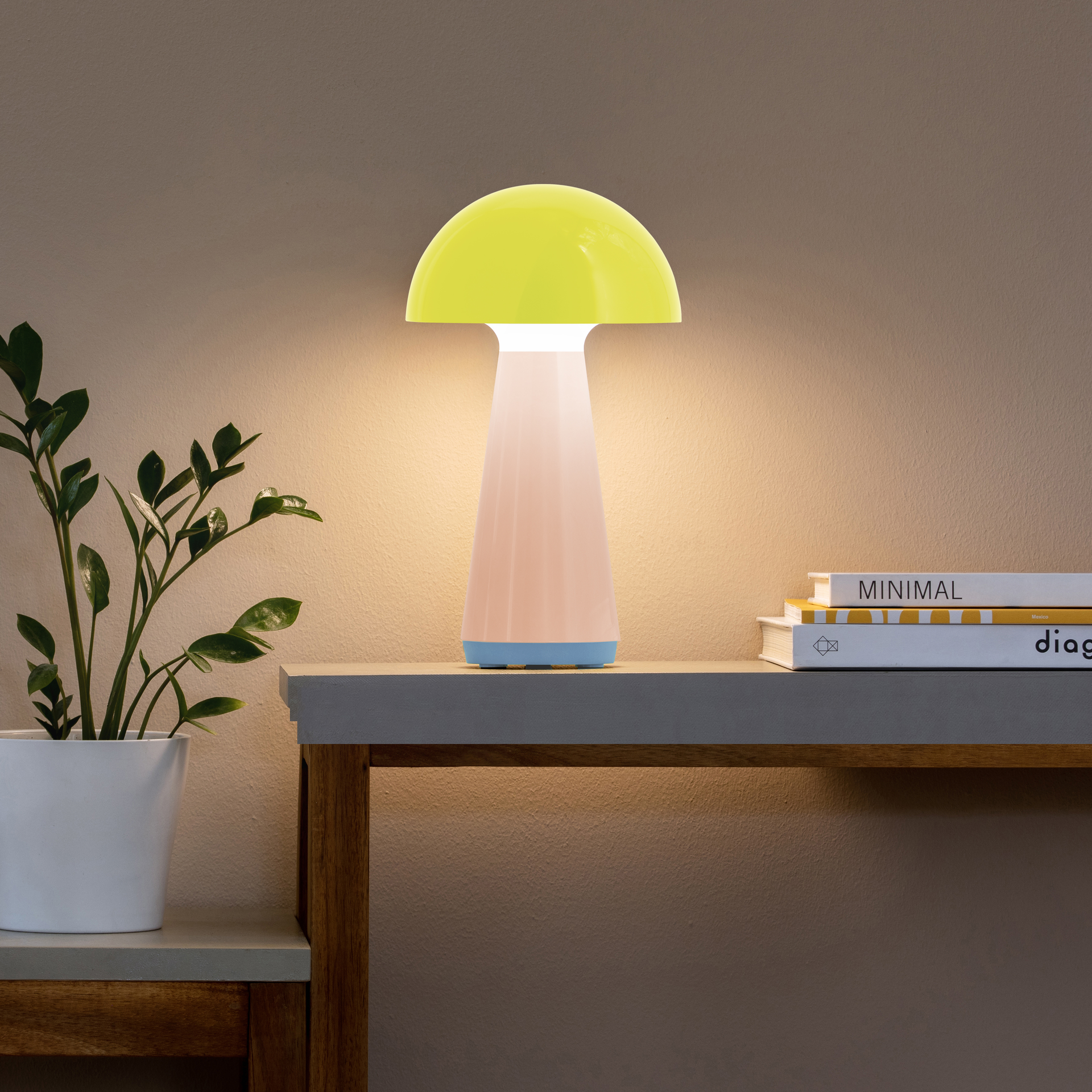 Lampada da tavolo a stelo "Bob" in verde lime, pesca e blu. Paralume a forma di fungo, base conica, design minimalista.