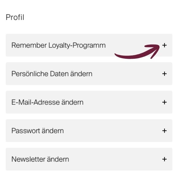 Profilbereich einer App mit fünf Optionen: „Remember Loyalty-Programm“, „Persönliche Daten ändern“, „E-Mail-Adresse ändern“, „Passwort ändern“ und „Newsletter ändern“. Ein roter Pfeil markiert „Remember Loyalty-Programm“ und zeigt auf das Plus rechts.
