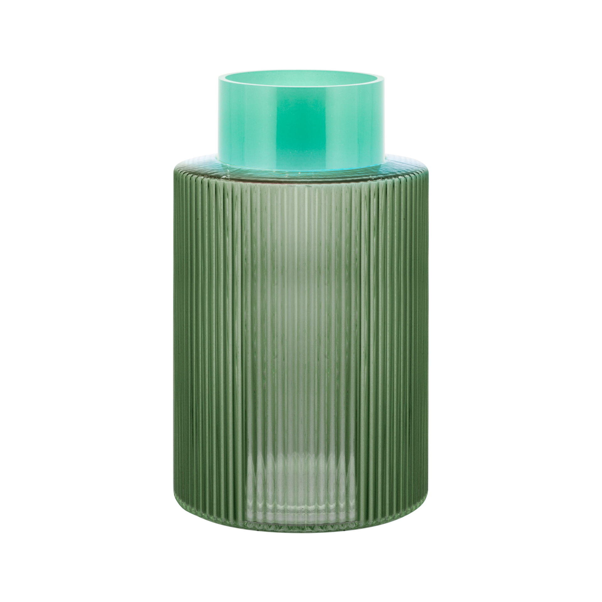 Un jarrón de cristal verde con el cuerpo estriado y el cuello cilíndrico de color verde claro. Se muestra aislado sobre un fondo blanco.