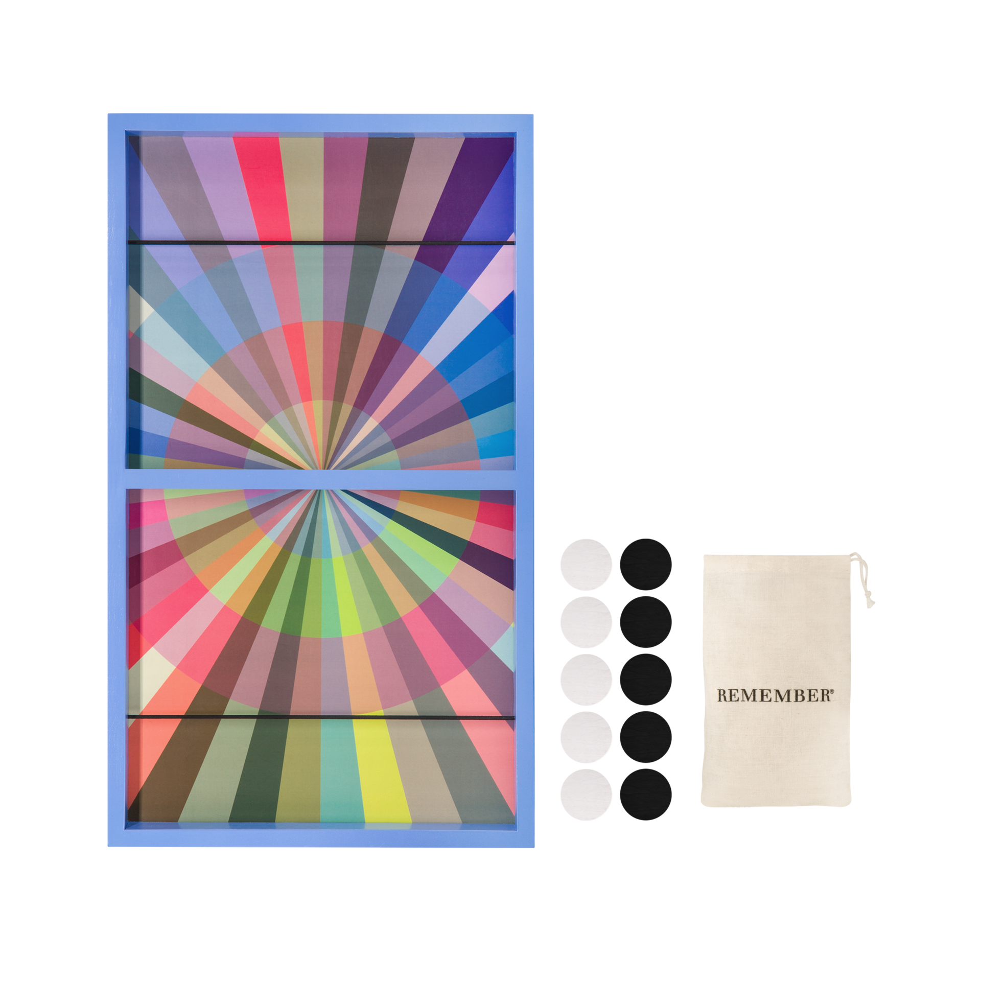 Hellblau gerahmtes Spielbrett, horizontal geteilt. Jede Hälfte zeigt ein abstraktes Fächermuster aus vielen bunten, radialen Segmenten in Regenbogenfarben von Pastell bis kräftig. Daneben: 3 weiße, 3 schwarze Spielsteine und Stoffbeutel 'REMEMBER®'.