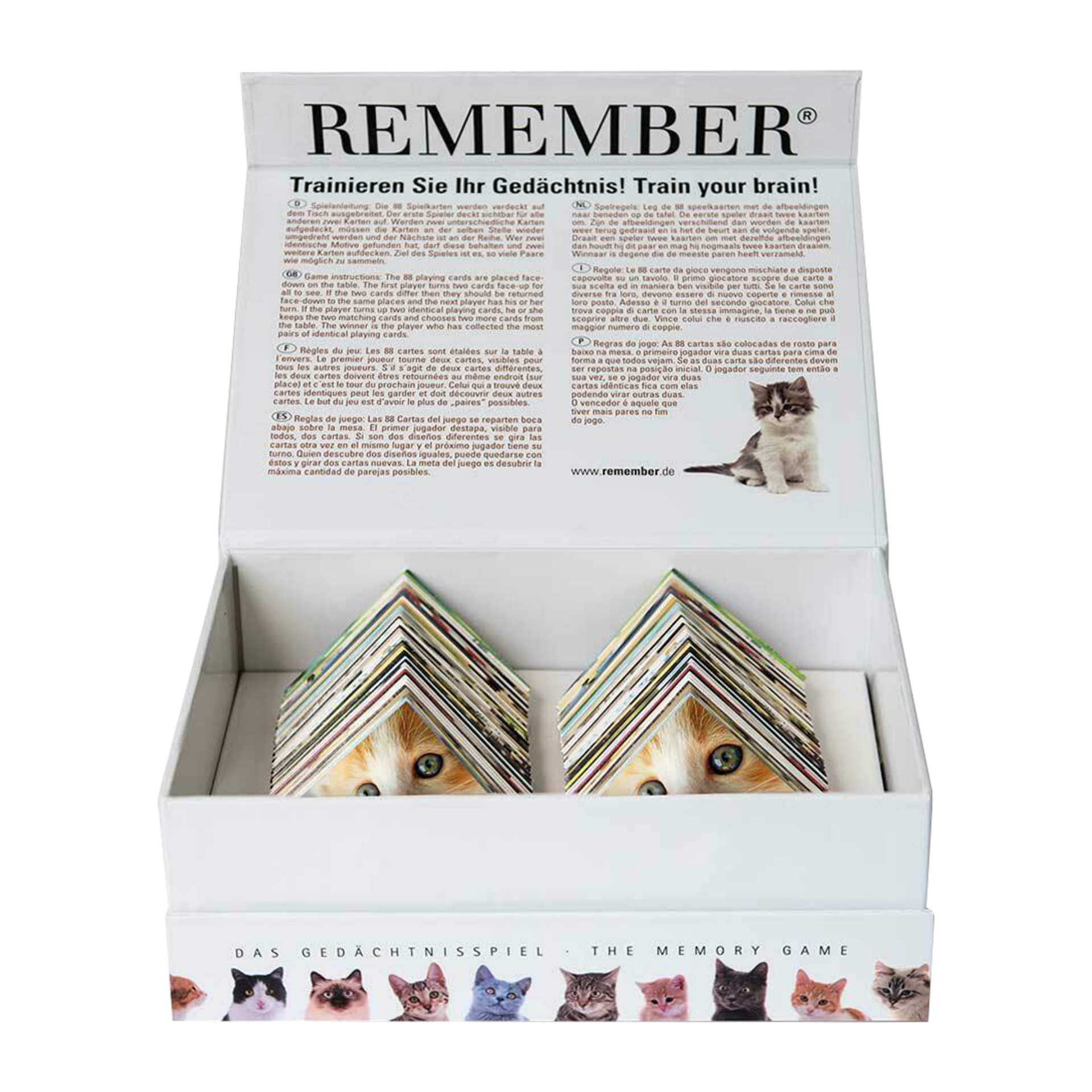 Primo piano di due mazzi di carte con motivi di gatti in una scatola regalo bianca. La scatola reca l'etichetta "DAS GEDÄCHTNISSPIEL - THE MEMORY GAME" con immagini di gatti.