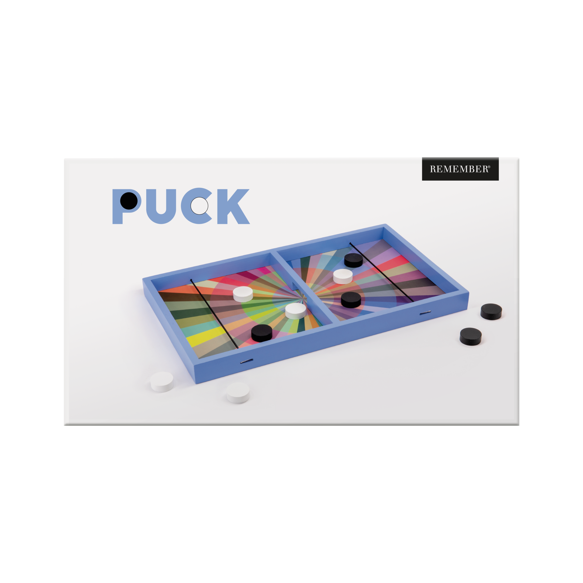 Rechteckiges blaues Holzspielbrett für das Geschicklichkeitsspiel „Puck“. Oberfläche in zwei Hälften mit lebhaftem radialem Farbmuster. Schwarze und weiße runde Spielsteine auf und neben dem Brett. Gummibänder als Abschussvorrichtung.