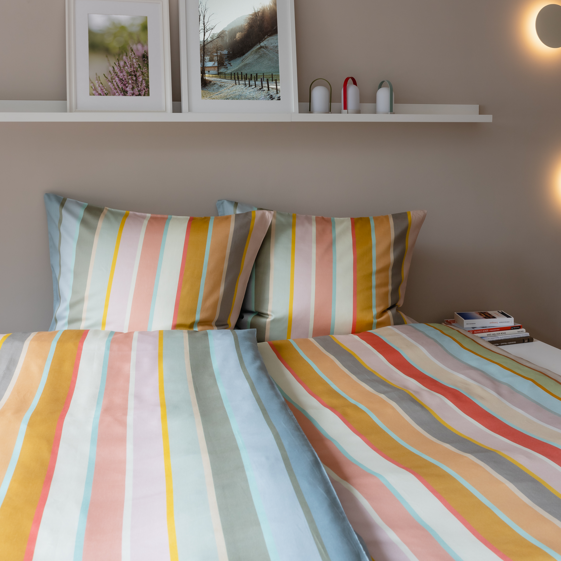 Bettwäsche 'Lille' mit Streifenmuster in Beige, Rosa, Grau und Gelb, bestehend aus einem Kissenbezug und einem Bettbezug.