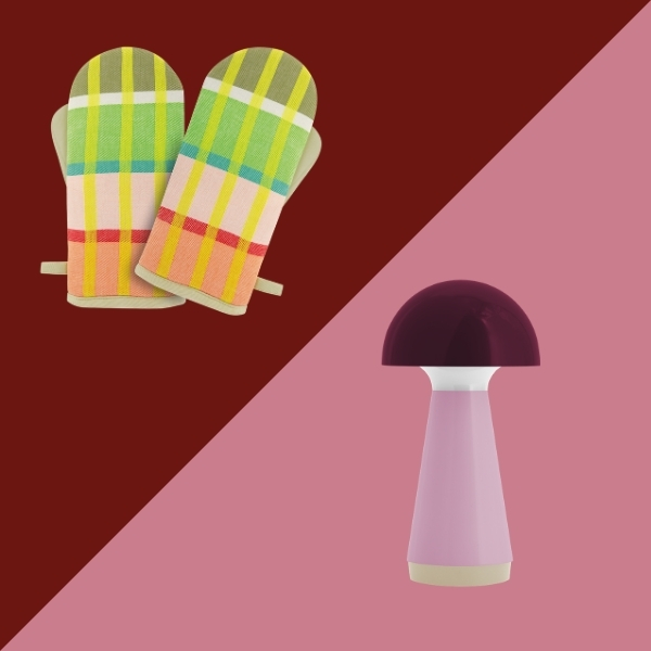 Links liegen bunte Ofenhandschuhe mit lebhaftem Karomuster in Grün, Gelb, Rosa und Rot auf dunkelrotem Hintergrund. Rechts steht eine pilzförmige Lampe mit dunkelrotem Schirm und hellrosa Stiel. Diagonal getrennt.