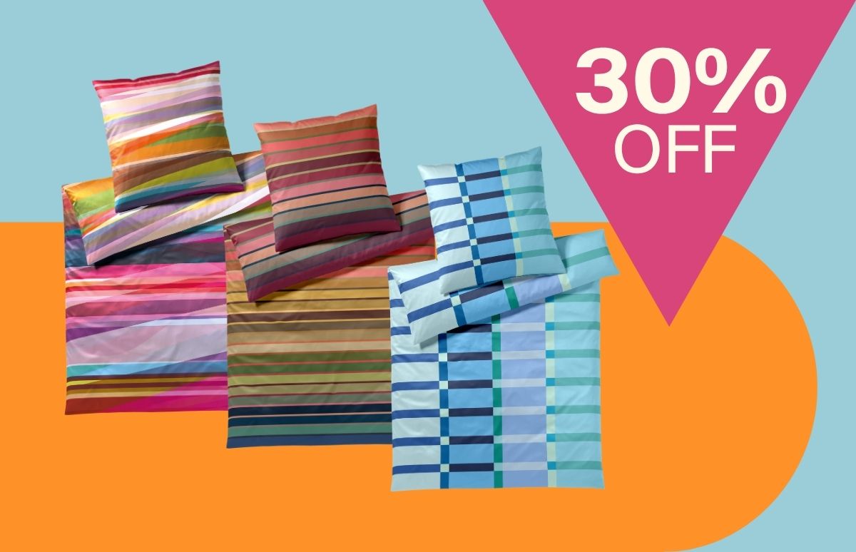 Kleurrijke beddengoedsets met verschillende patronen, waaronder regenboogstrepen, aardetinten en blauwgroene vierkanten, zijn uitgestald op een gedeelde lichtblauwe en oranje achtergrond. Een roze driehoek met "30% OFF" benadrukt de korting.
