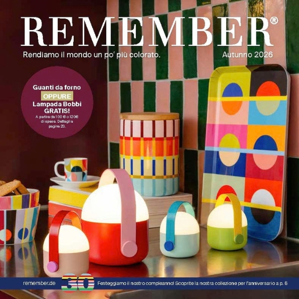 Articoli per la casa Remember colorati su un bancone. In primo piano, tre lampade Bobbi dai colori vivaci: rosso, azzurro e verde lime. Dietro, un barattolo a righe e un vassoio con motivi geometrici colorati.