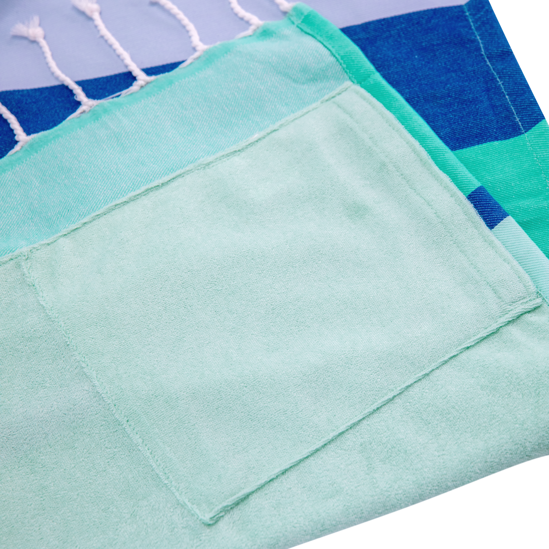 Una toalla de hammam «Elba» con rayas de colores en tonos azules, verdes y amarillos. La toalla tiene flecos en ambos extremos.