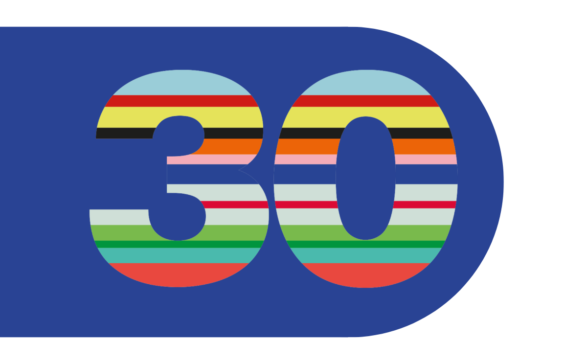 O número 30 está representado num retângulo arredondado de cor azul-escura. Os algarismos estão preenchidos com riscas horizontais coloridas em azul-claro, vermelho, amarelo, preto, laranja, rosa, cinzento-claro, verde e turquesa.