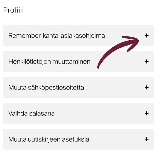 Profiilisivu, jossa 5 kohtaa: REMEMBER-ohjelma, tiedot, sähköposti, salasana, uutiskirje. Jokaisessa plus-ikoni. Tummanpunainen kaareva nuoli osoittaa ensimmäisen kohdan plus-merkkiä.