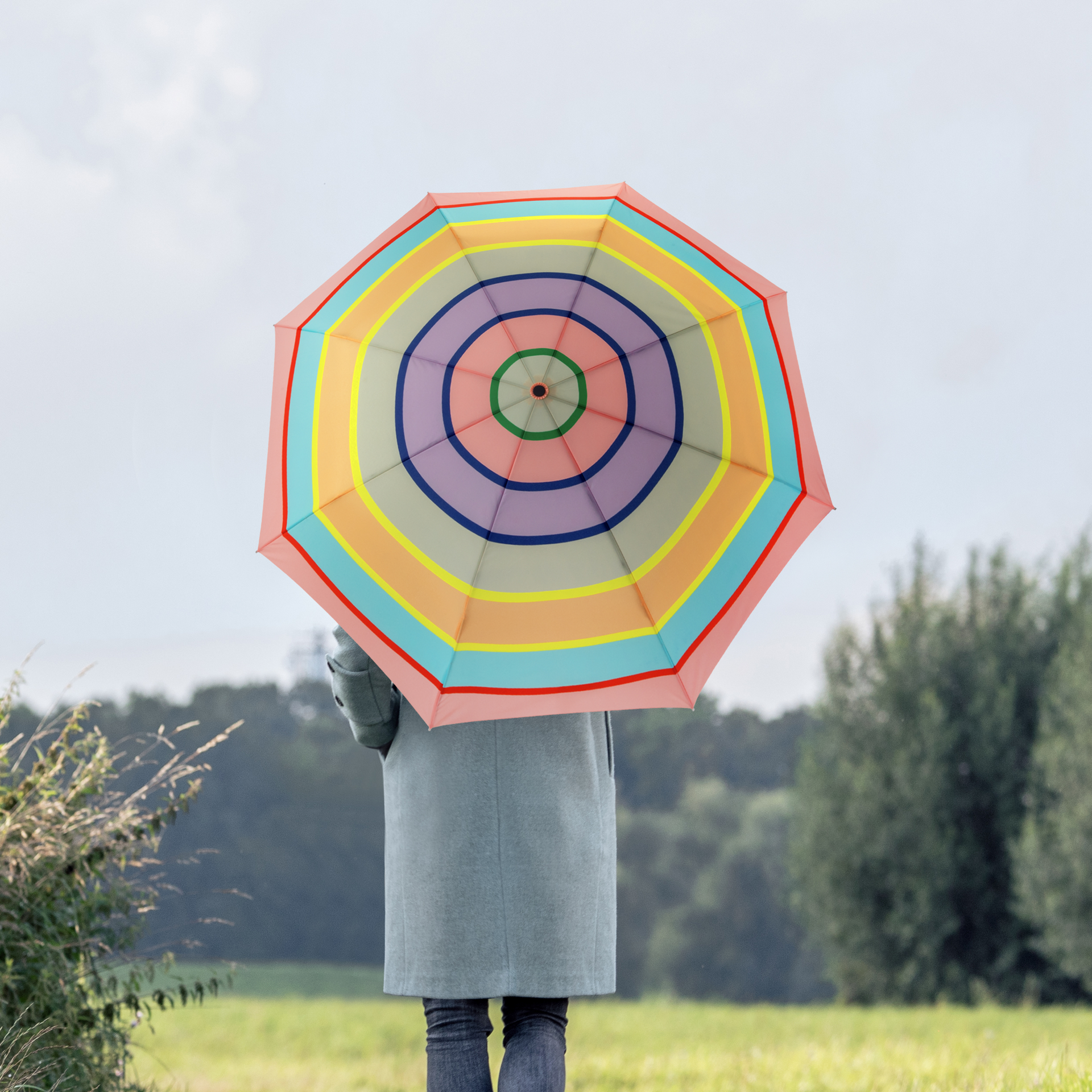 Ombrello tascabile "Levante" aperto e colorato con motivo a righe, chiuso da una copertura in tinta.