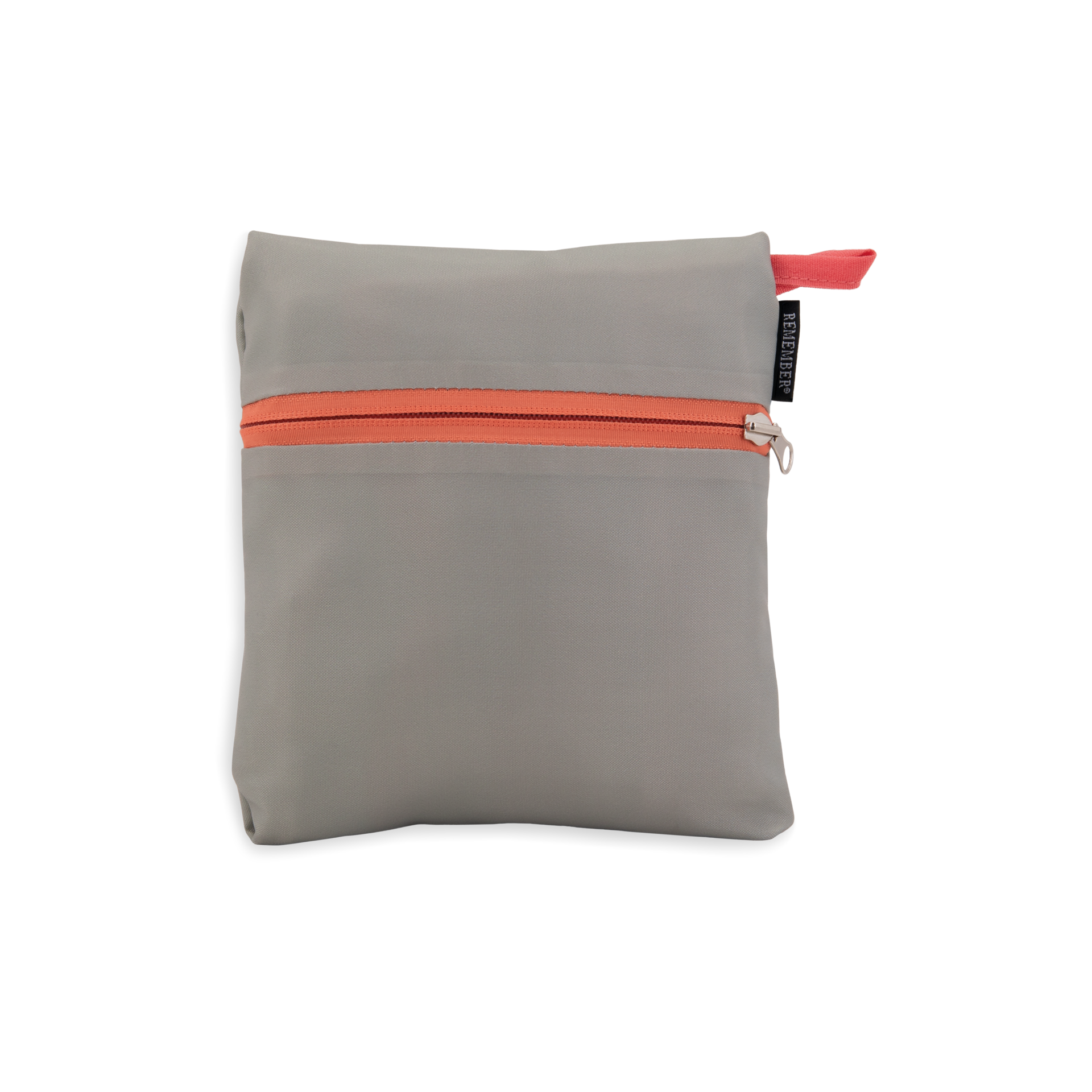 Bolsa de viaje gris «Max» plegada, con cremallera naranja y una asa naranja, colocada en posición horizontal sobre un fondo blanco.