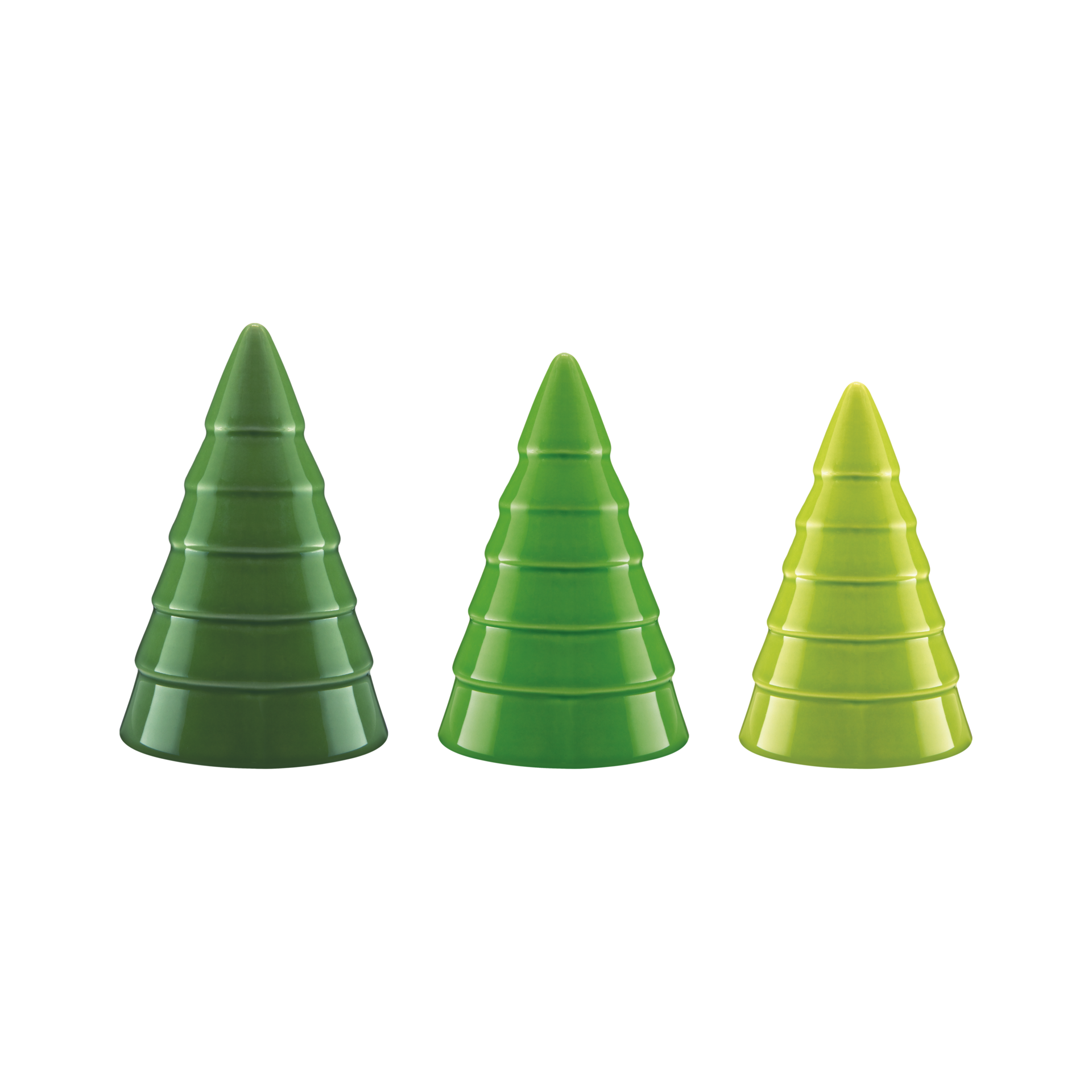 Três árvores decorativas em cerâmica em forma de abetos sobre fundo branco. Da esquerda para a direita: verde escuro, verde médio, verde claro. Esmaltadas com acabamento brilhante e ranhuras horizontais e textura em camadas.