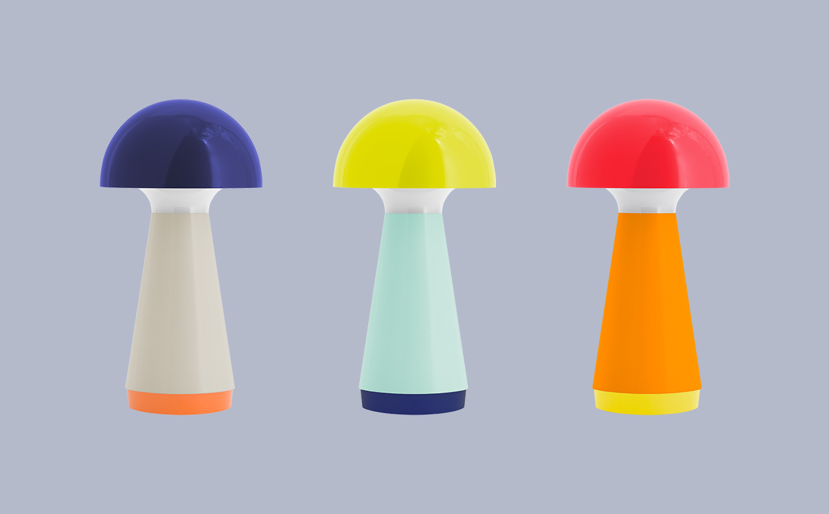 Tres figuras tipo seta, de colores vivos, sobre fondo azul. De izq. a der.: sombrero azul, amarillo y rojo; cuerpo cónico con franjas beige/naranja, turquesa/azul y naranja/amarillo, con cuello blanco y base plana.