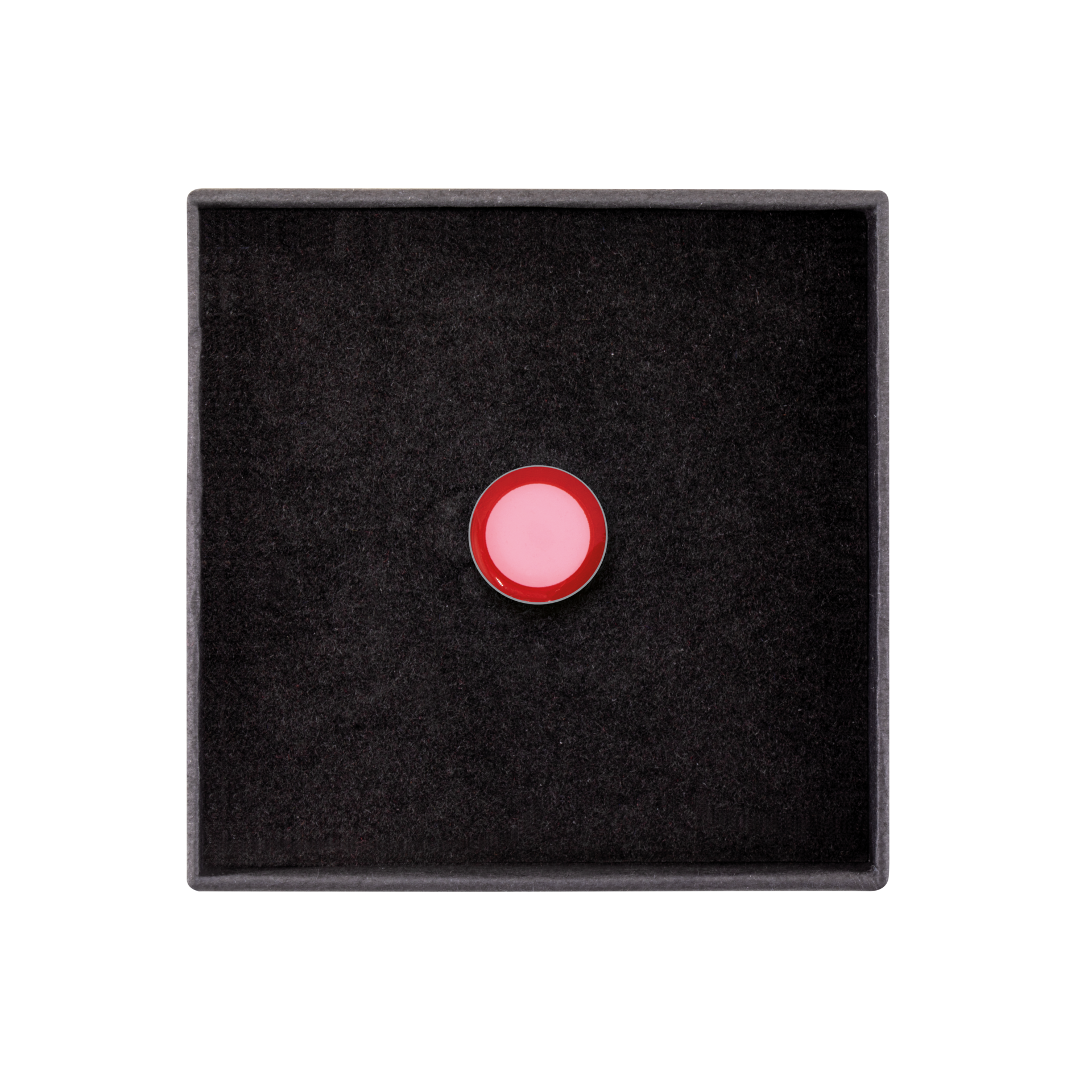 Ciondolo quadrato nero per gioielli 21 in una scatola. Il ciondolo è rosa con bordo rosso.