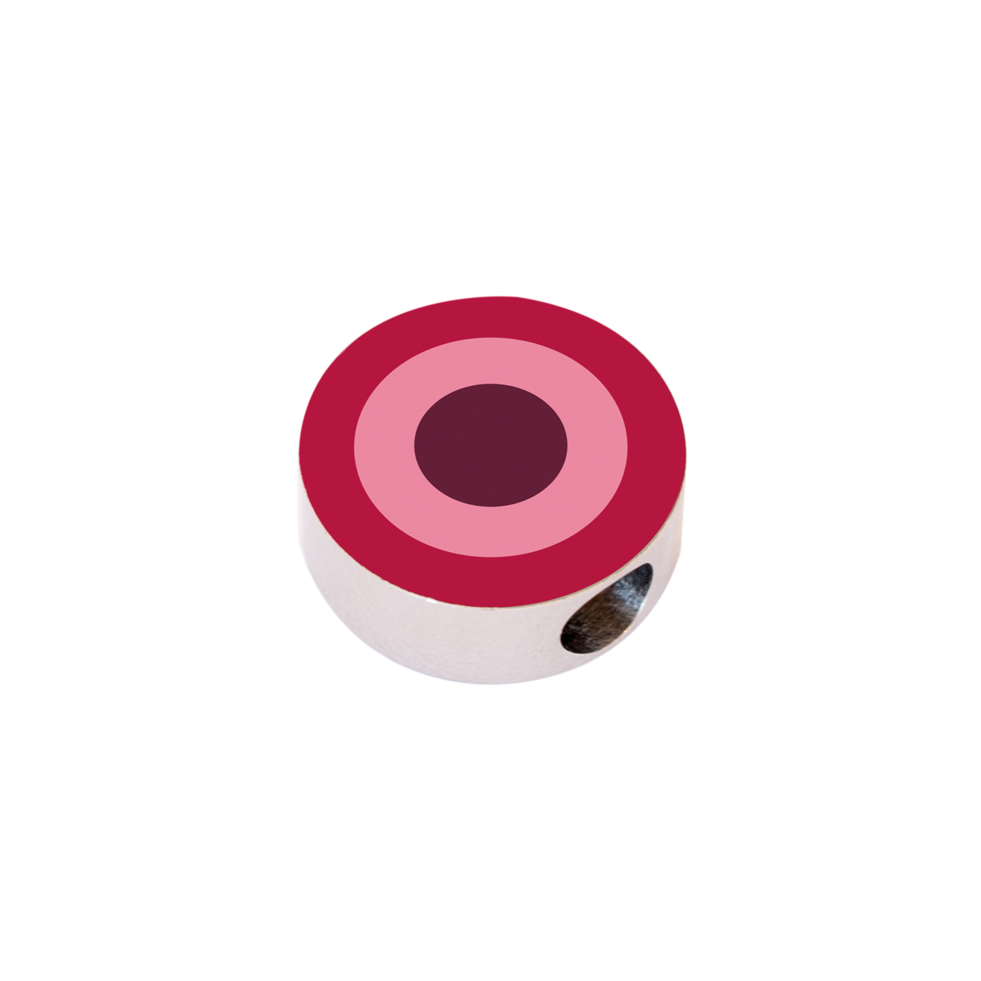 Gros plan : Pendentif bijou avec cercles concentriques en rouge, rose et rouge foncé sur métal argenté. Ouverture visible sur le côté.